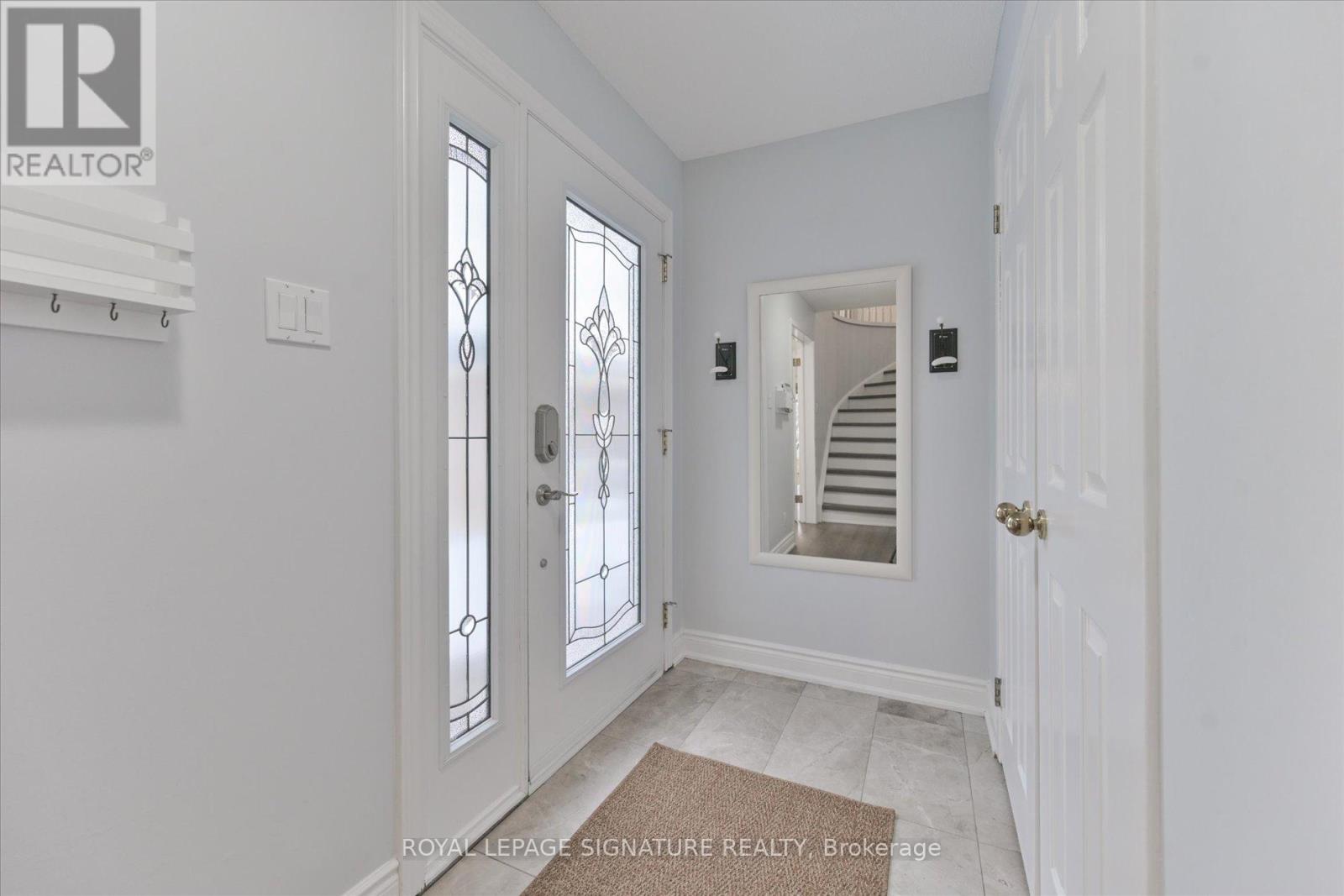 50 Eleanor Circle, Richmond Hill, Ontario  L4C 6K7 - Photo 3 - N12927768