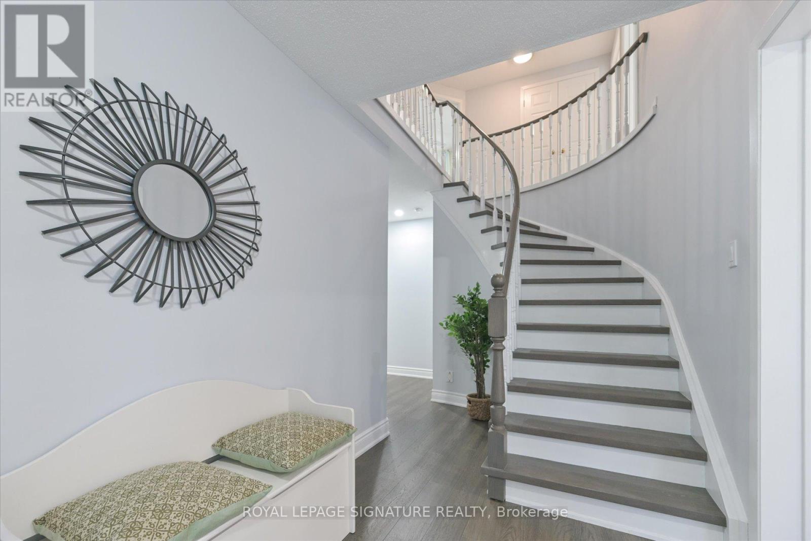 50 Eleanor Circle, Richmond Hill, Ontario  L4C 6K7 - Photo 4 - N12927768