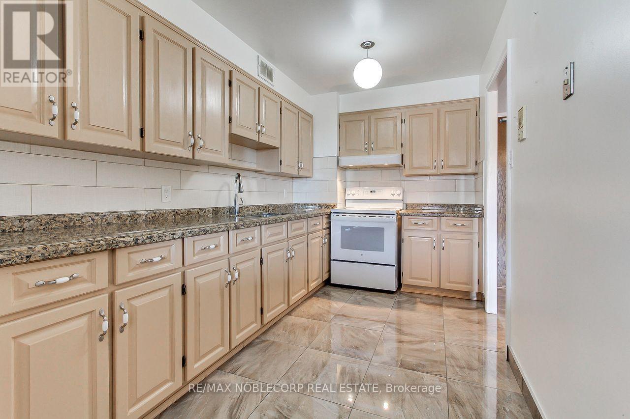 810 - 19 Four Winds Drive, Toronto, Ontario  M3J 2S9 - Photo 15 - W12927732