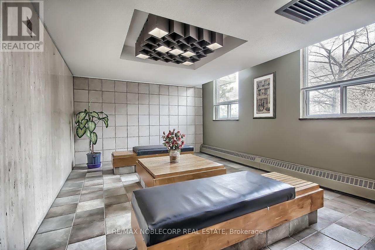 810 - 19 Four Winds Drive, Toronto, Ontario  M3J 2S9 - Photo 3 - W12927732