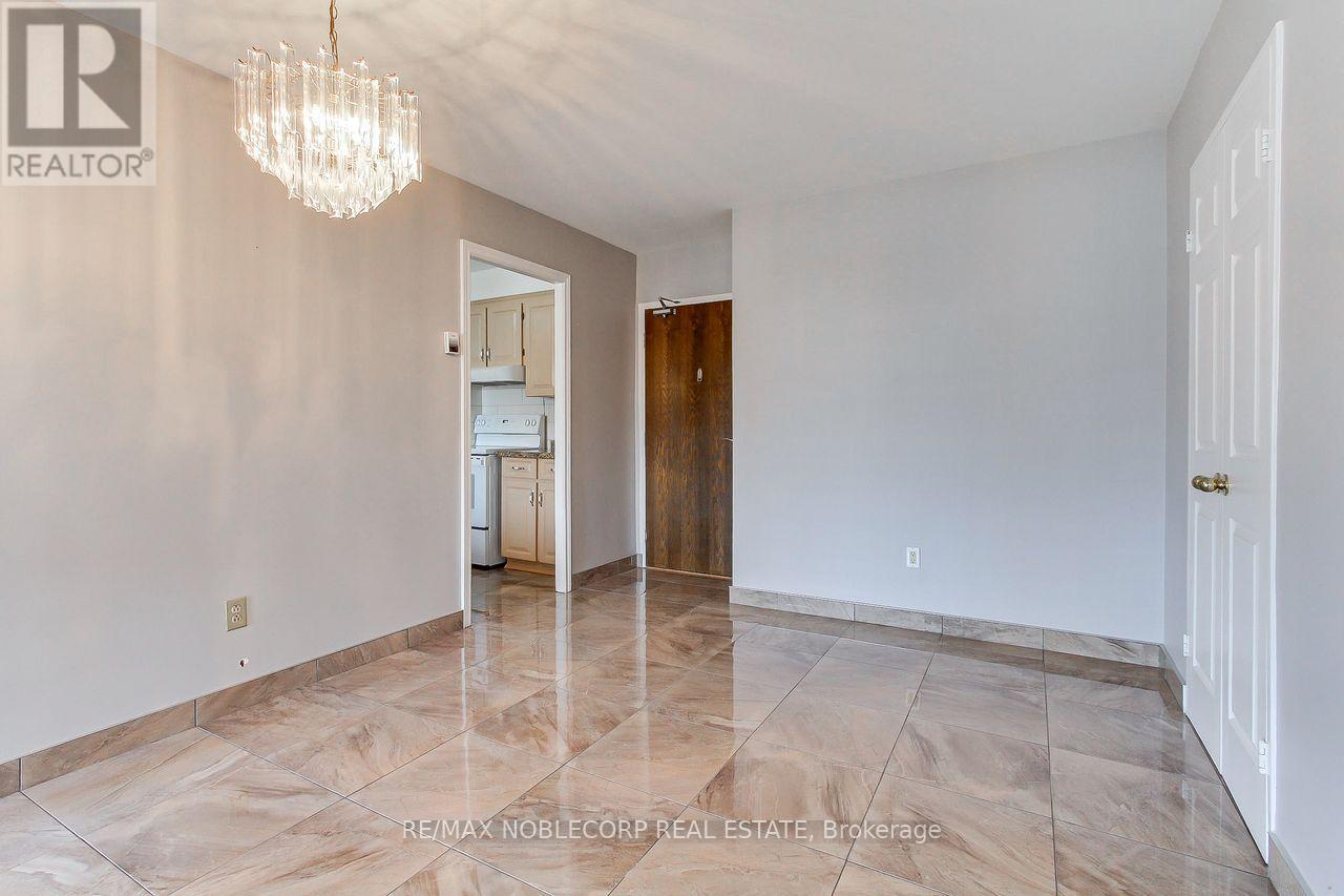 810 - 19 Four Winds Drive, Toronto, Ontario  M3J 2S9 - Photo 5 - W12927732