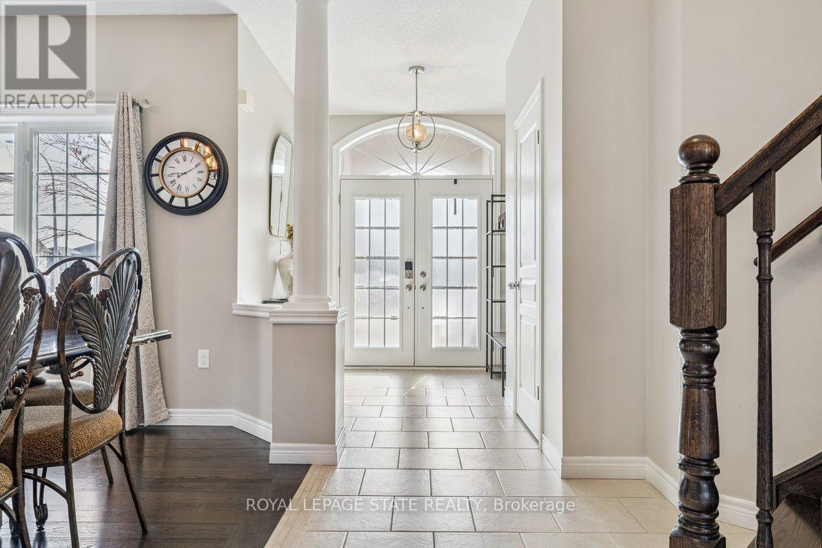 77 Peach Tree Lane, Grimsby, Ontario  L3M 0C1 - Photo 3 - X12927752