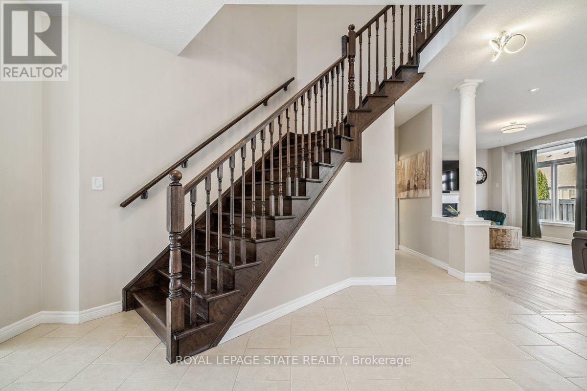 77 Peach Tree Lane, Grimsby, Ontario  L3M 0C1 - Photo 6 - X12927752