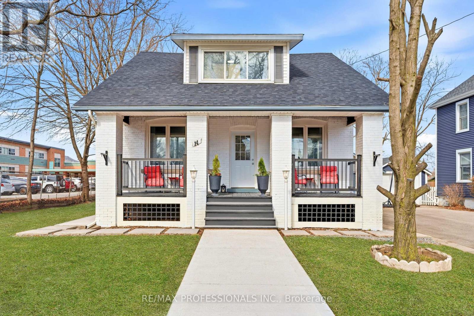 14 Kidd Avenue, Grimsby, Ontario  L3M 3S3 - Photo 3 - X12926088