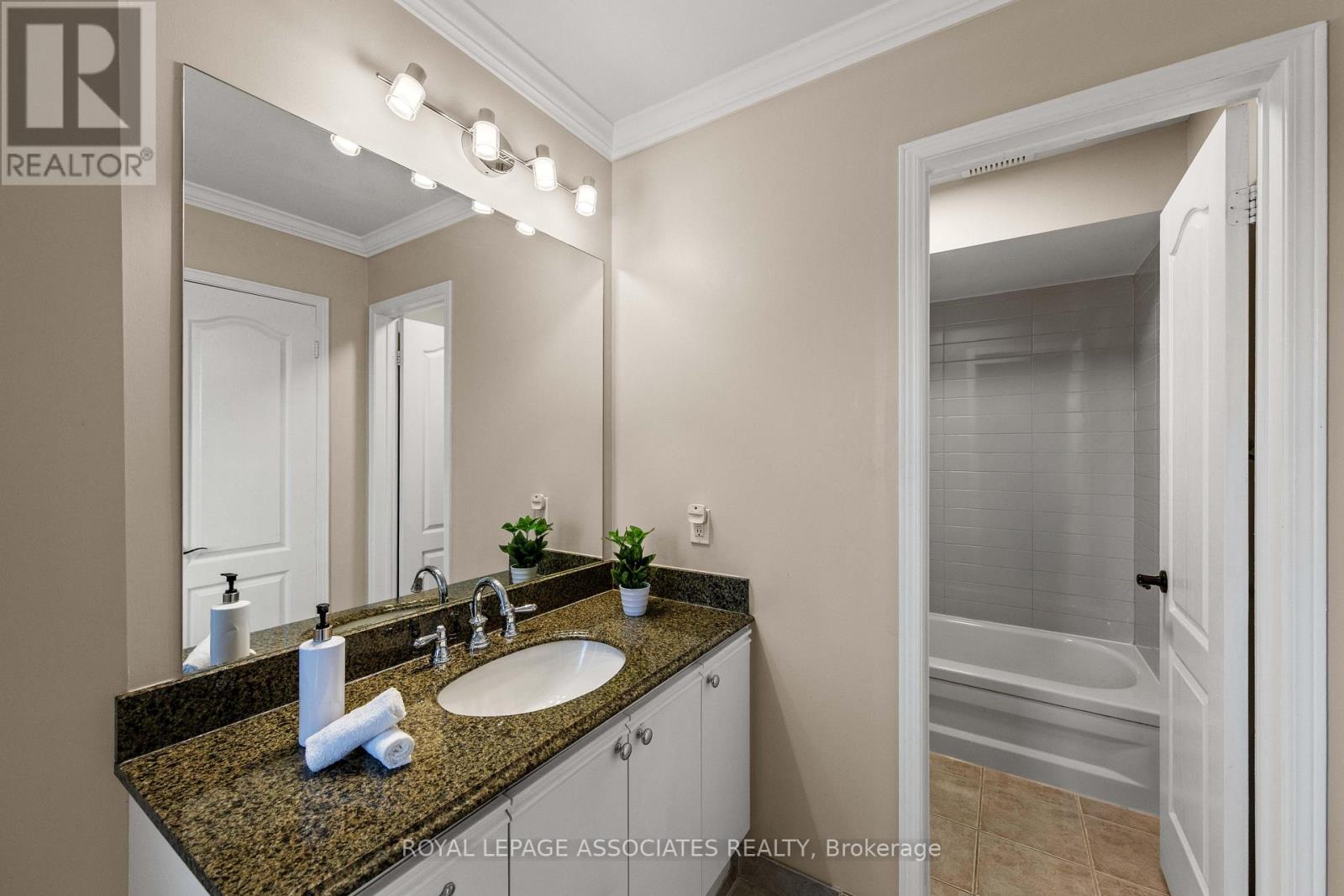 33 Hutton Crescent, Caledon, Ontario  L7C 1A3 - Photo 31 - W12923614