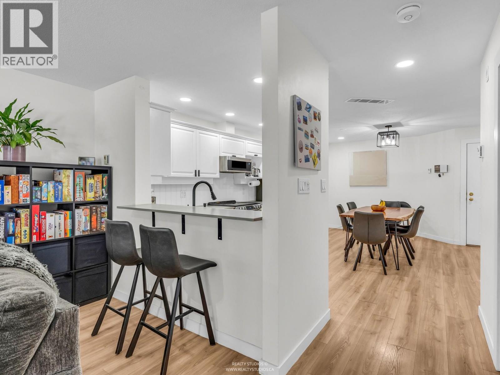 305 1500 Ostler Court, North Vancouver, British Columbia  V7G 2S2 - Photo 11 - R3083623