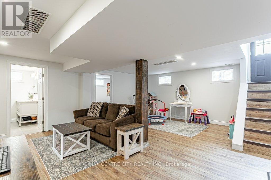 21 Strathcona Drive, London East, Ontario  N5W 1P7 - Photo 25 - X12927914