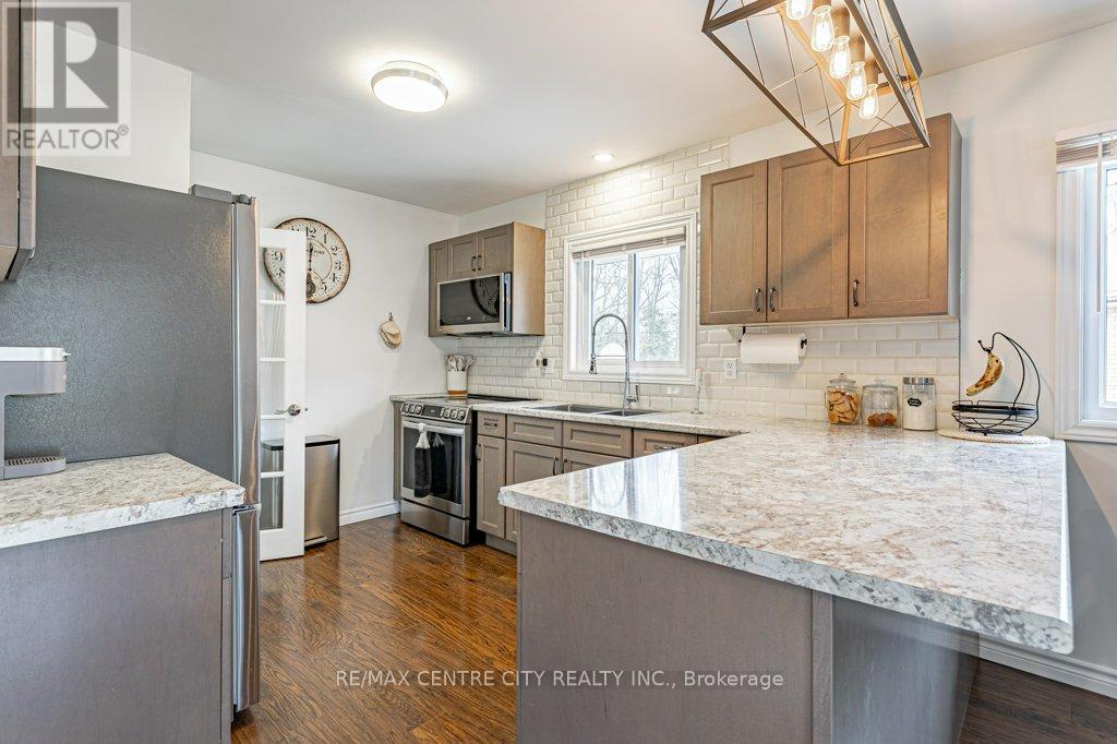 21 Strathcona Drive, London East, Ontario  N5W 1P7 - Photo 9 - X12927914