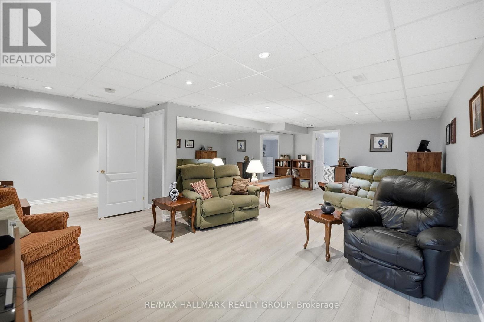 724 Long Point Circle, Ottawa, Ontario  K1T 4E9 - Photo 32 - X12927972