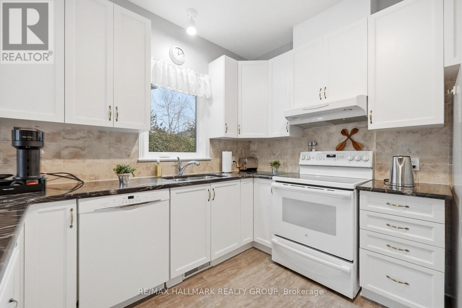 724 Long Point Circle, Ottawa, Ontario  K1T 4E9 - Photo 8 - X12927972