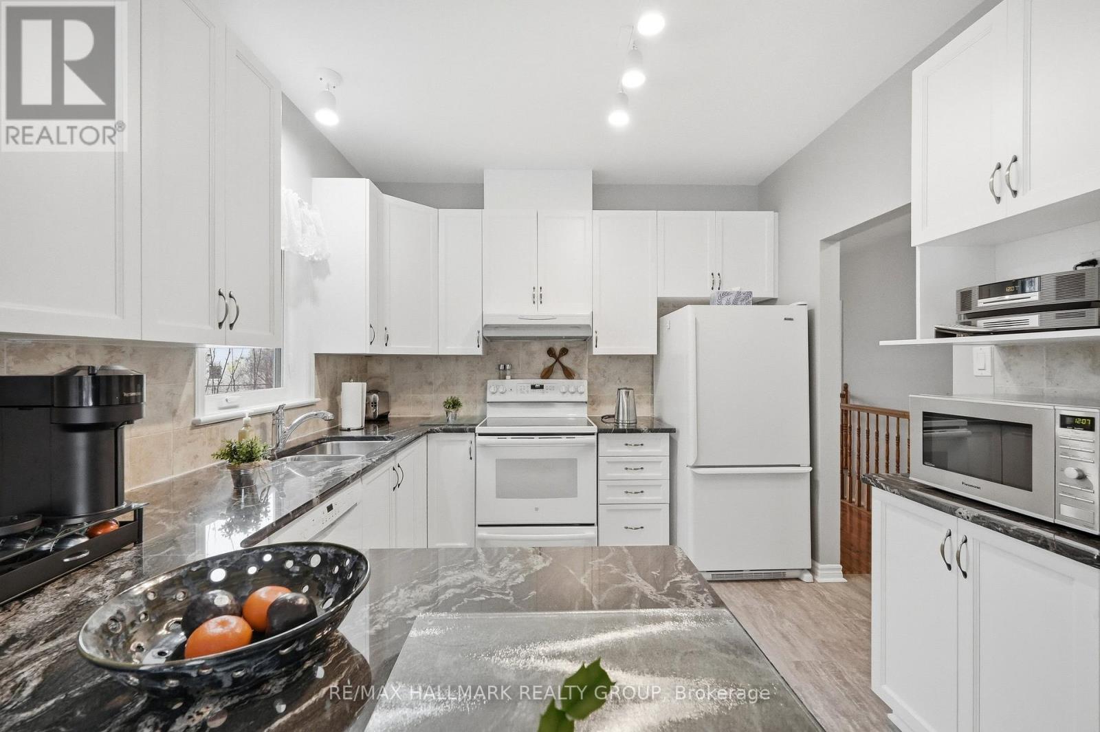 724 Long Point Circle, Ottawa, Ontario  K1T 4E9 - Photo 9 - X12927972