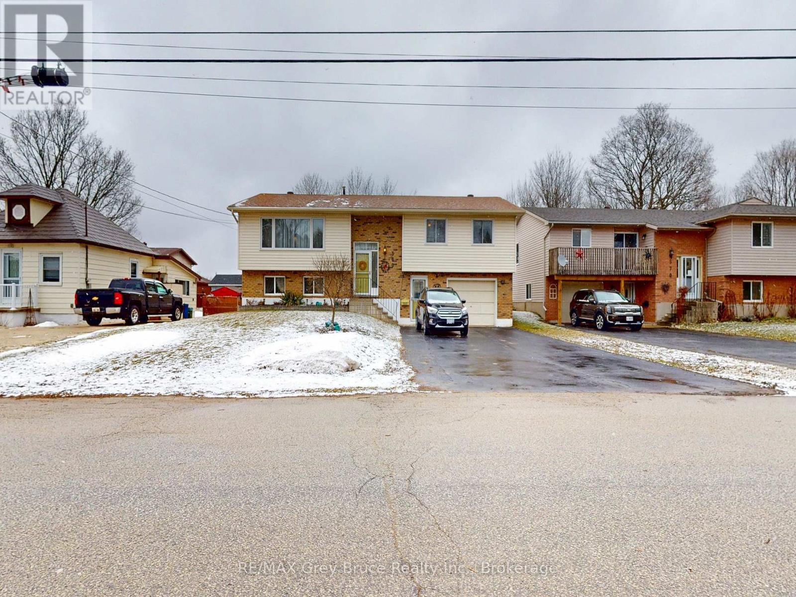 560 20th Street E, Owen Sound, Ontario N4K 2B6 - Photo 2 - X12927836