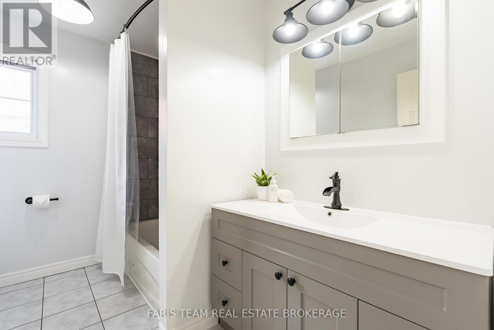 1004 Leslie Drive, Innisfil, Ontario  L9S 2B2 - Photo 17 - N12927792