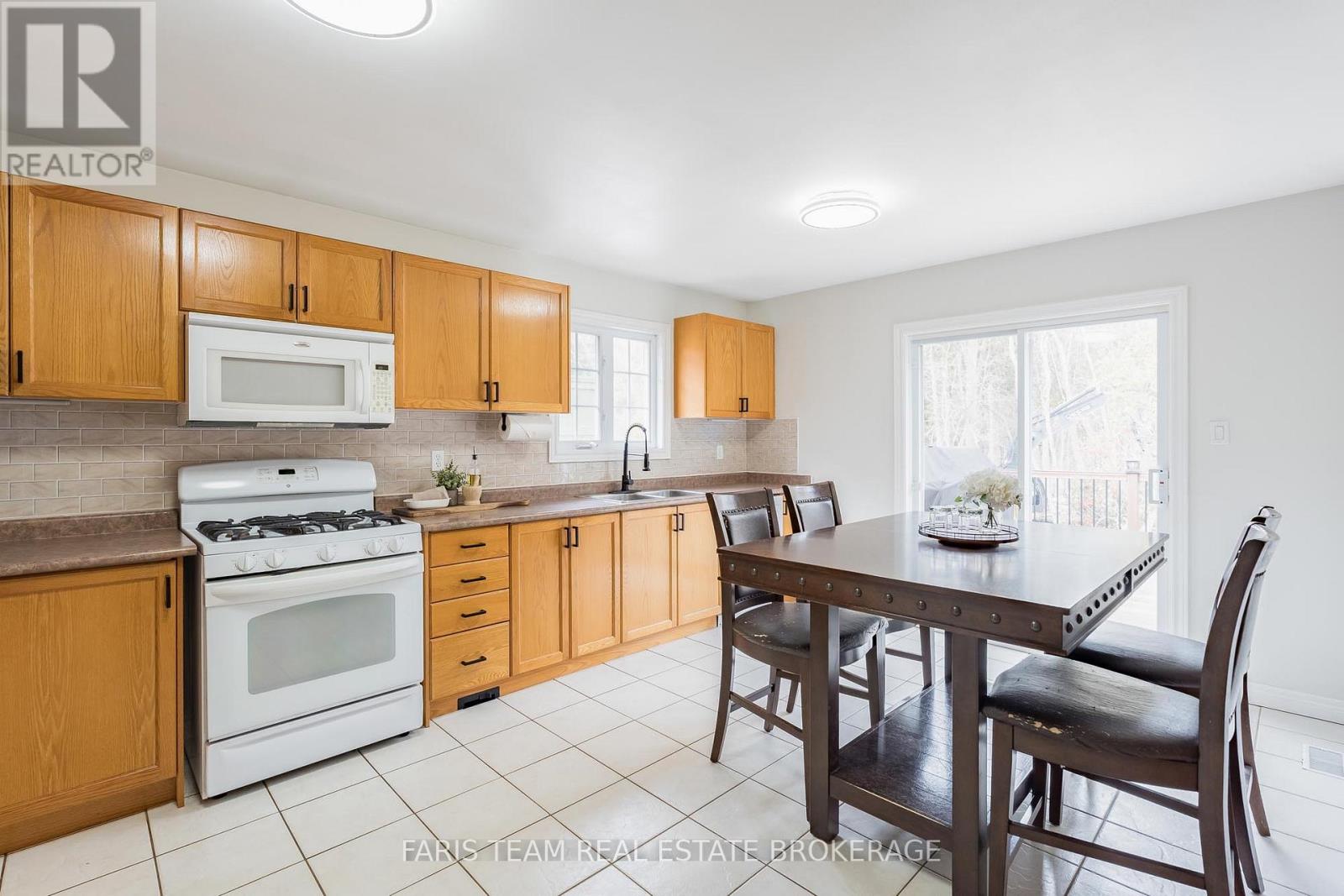 1004 Leslie Drive, Innisfil, Ontario  L9S 2B2 - Photo 3 - N12927792