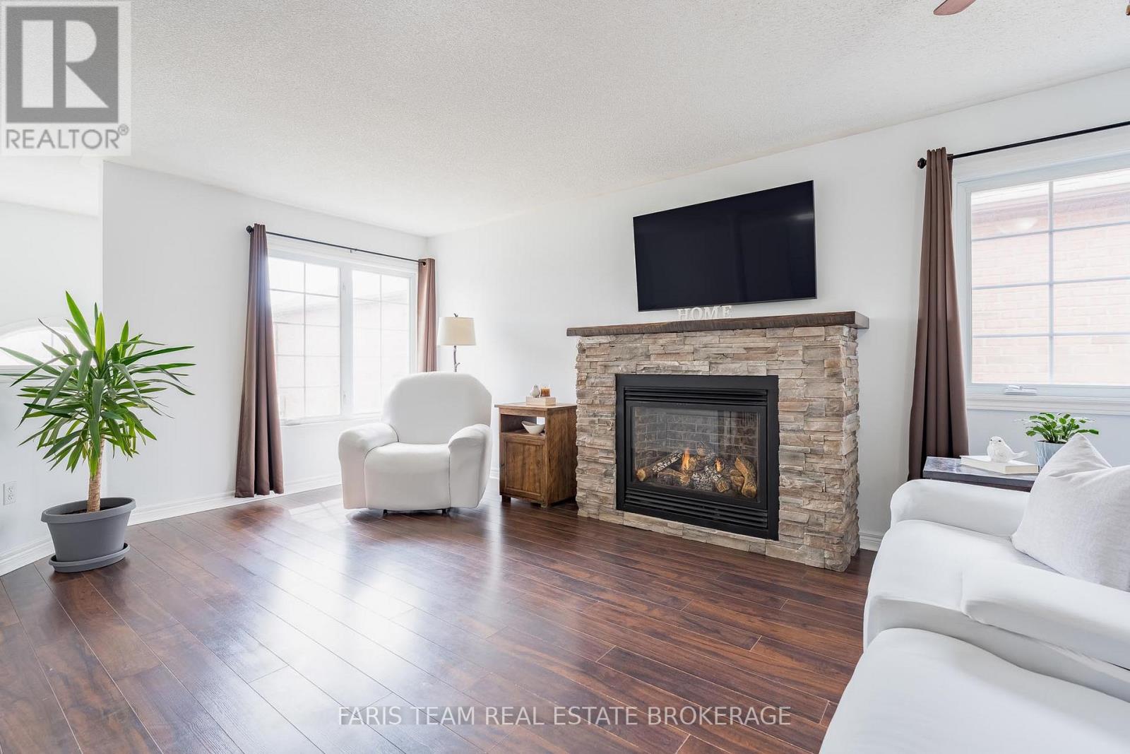 1004 Leslie Drive, Innisfil, Ontario  L9S 2B2 - Photo 9 - N12927792