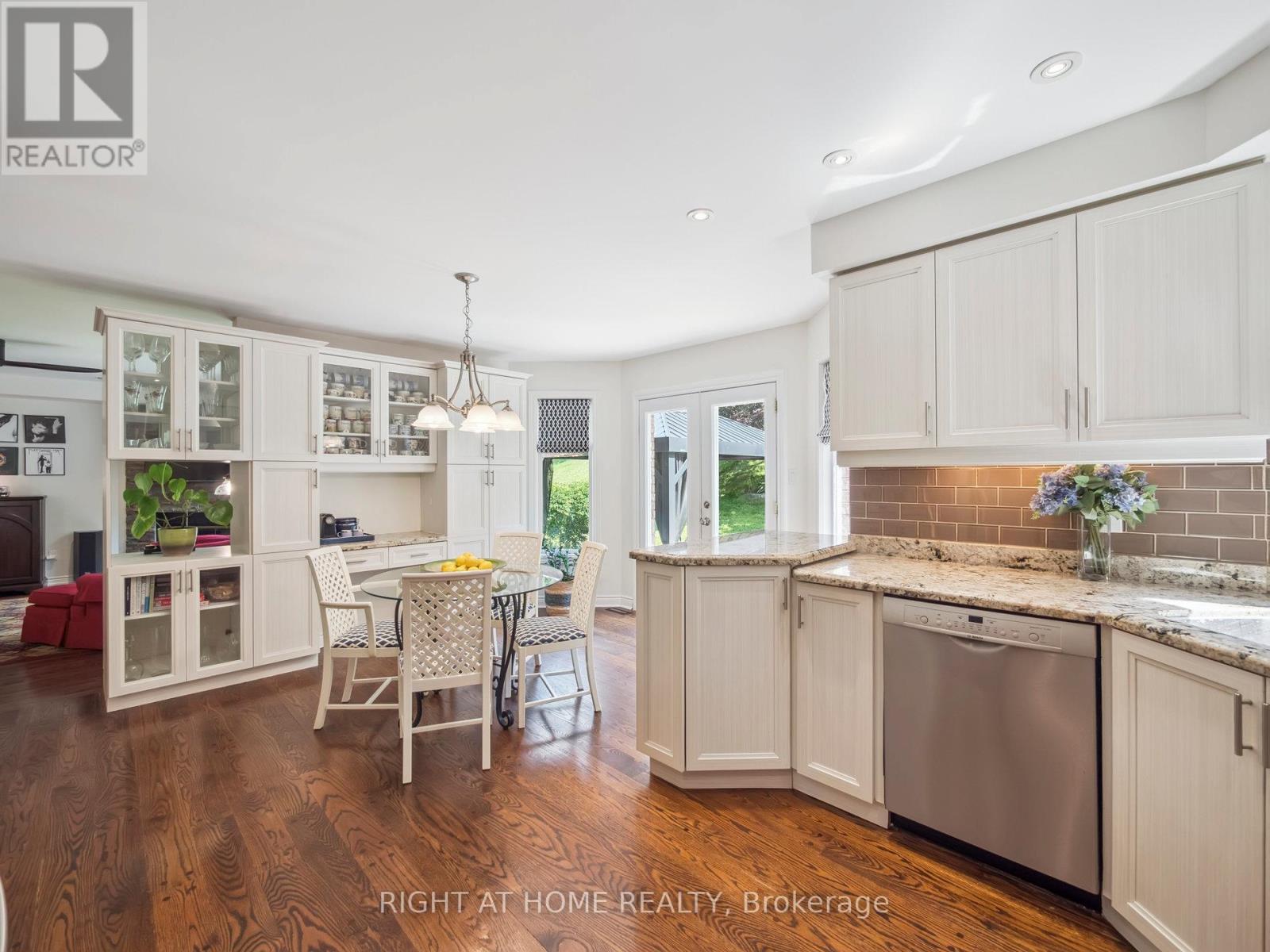 100 Carlyle Crescent, Aurora, Ontario  L4G 6P7 - Photo 15 - N12927794