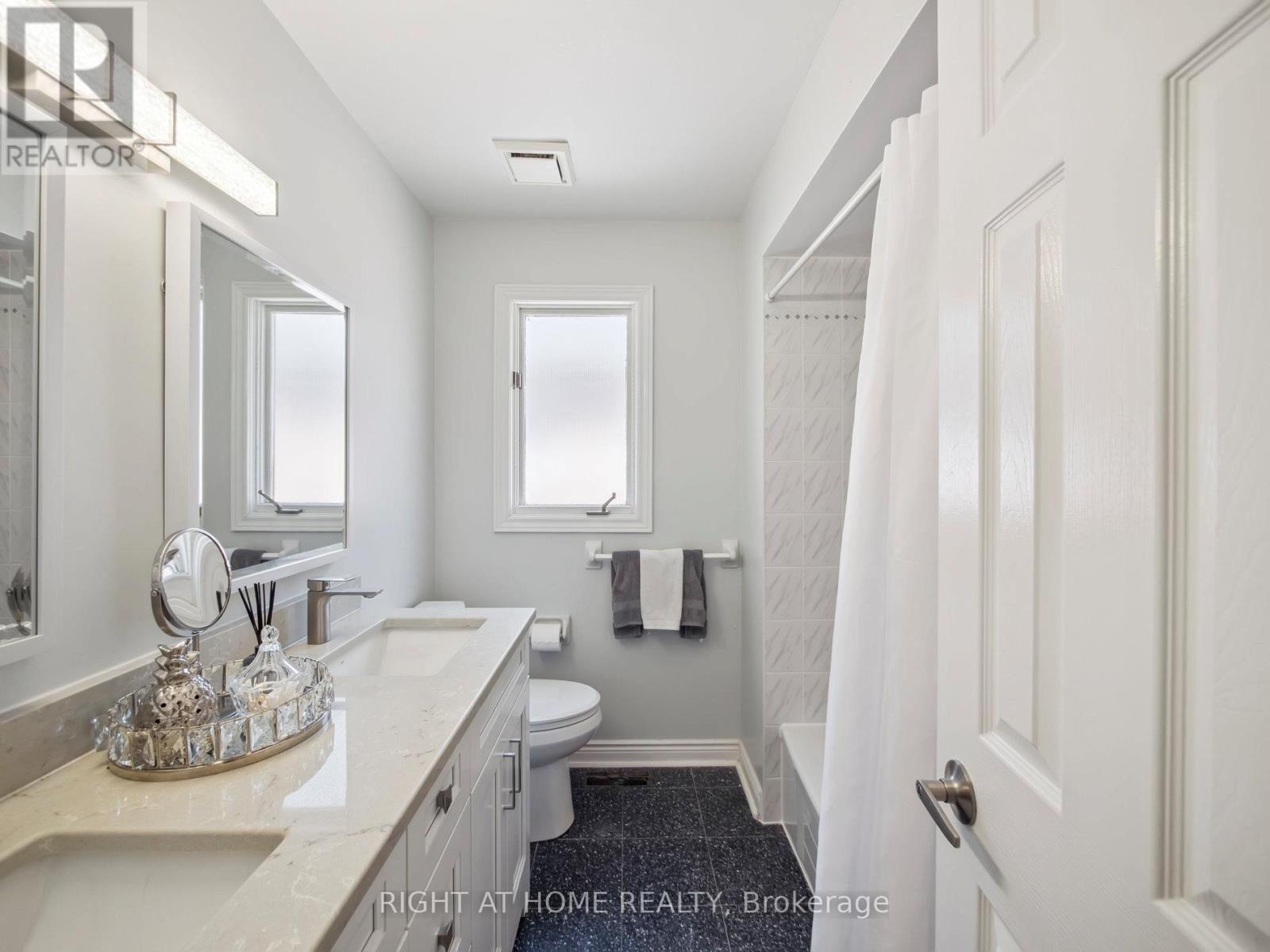 100 Carlyle Crescent, Aurora, Ontario  L4G 6P7 - Photo 34 - N12927794