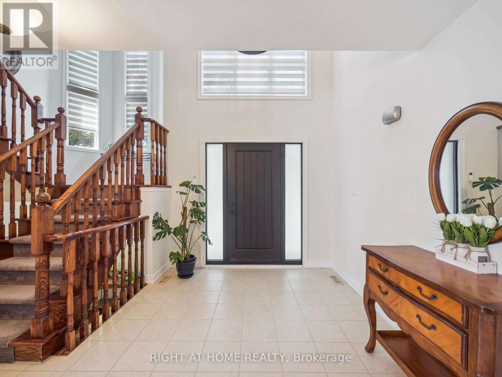 100 Carlyle Crescent, Aurora, Ontario  L4G 6P7 - Photo 5 - N12927794