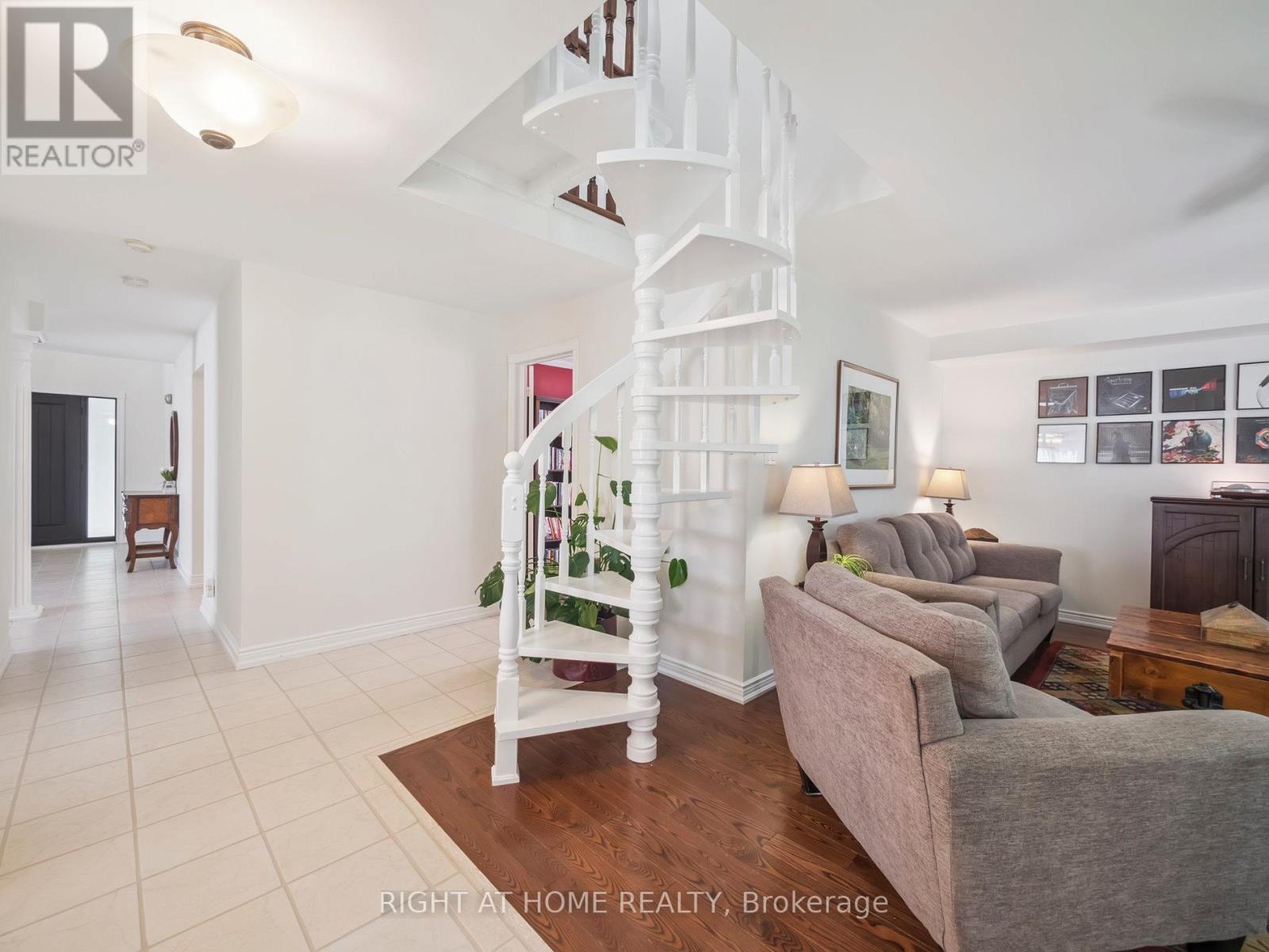 100 Carlyle Crescent, Aurora, Ontario  L4G 6P7 - Photo 9 - N12927794