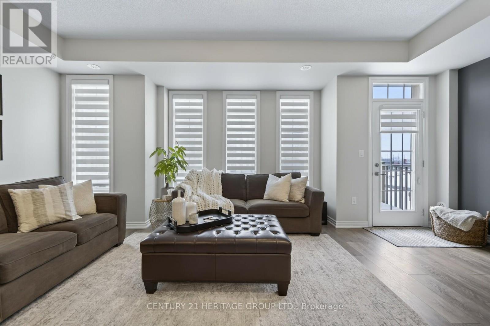 6 Mel Irving Drive, Bradford West Gwillimbury (Bradford), Ontario  L3Z 4P1 - Photo 2 - N12927844