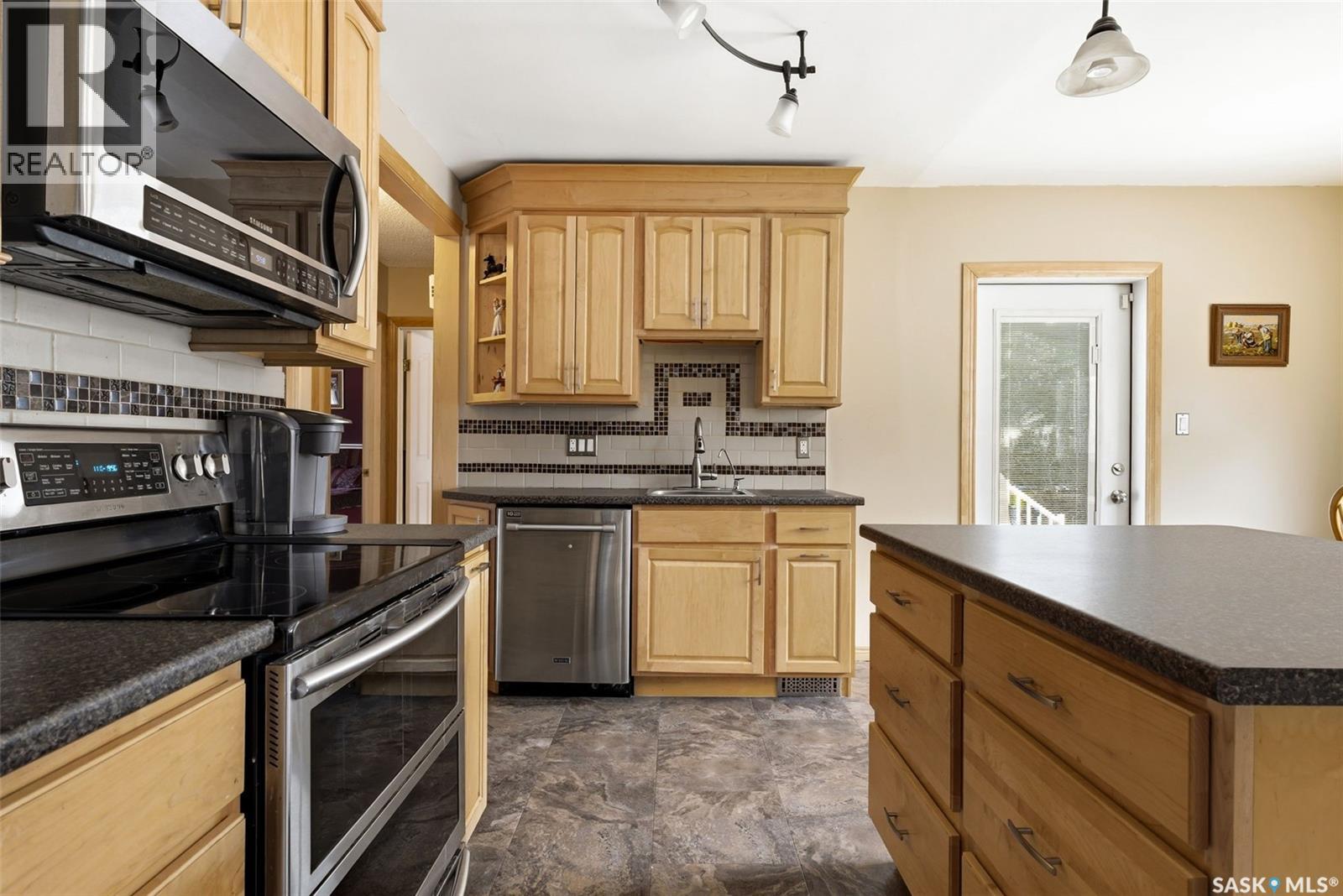 2613 Elliott Drive, Regina, Saskatchewan  S4N 3H8 - Photo 3 - SK031384