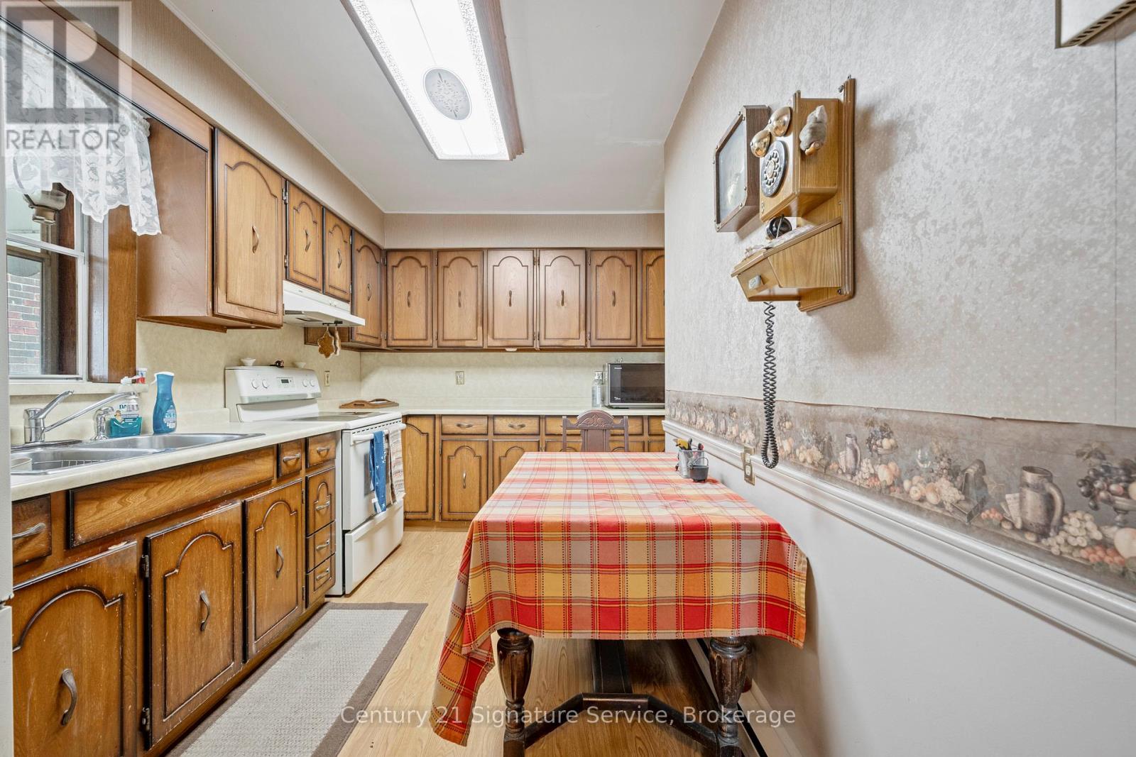 83 Elma Street, Toronto, Ontario  M8V 1X9 - Photo 7 - W12927776