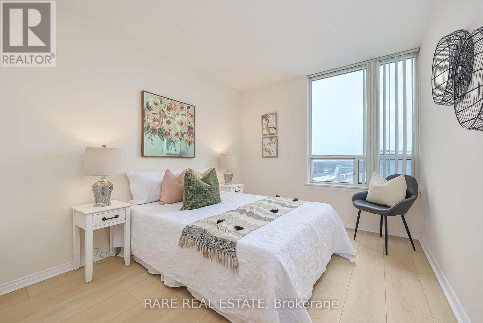 812 - 135 Hillcrest Avenue, Mississauga, Ontario L5B 4B1 - Photo 11 - W12927796