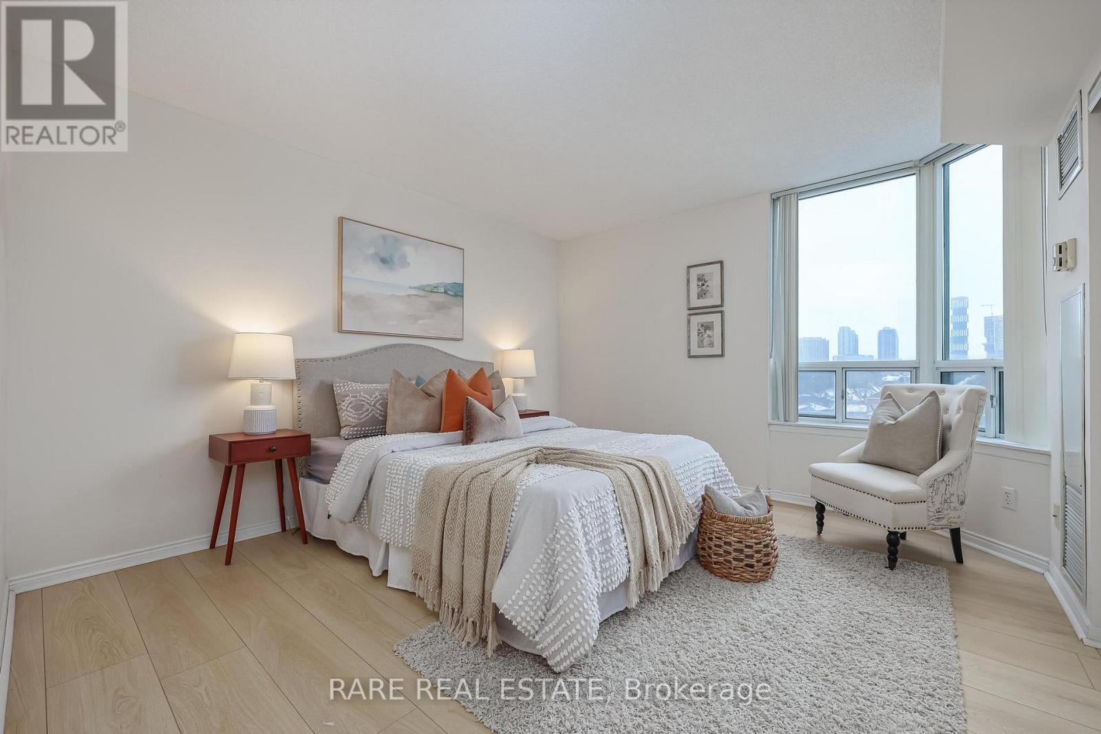 812 - 135 Hillcrest Avenue, Mississauga, Ontario L5B 4B1 - Photo 6 - W12927796