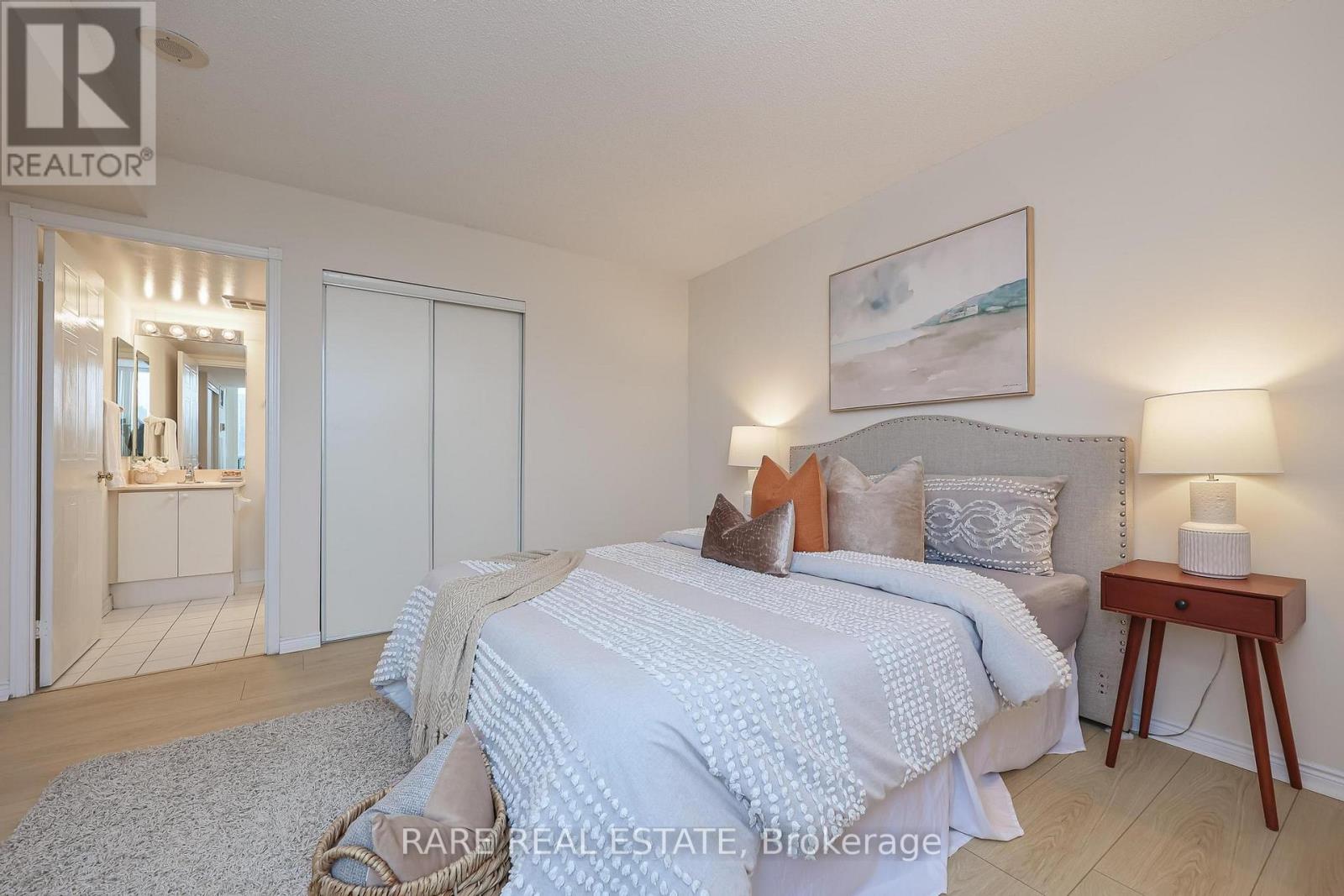 812 - 135 Hillcrest Avenue, Mississauga, Ontario L5B 4B1 - Photo 8 - W12927796