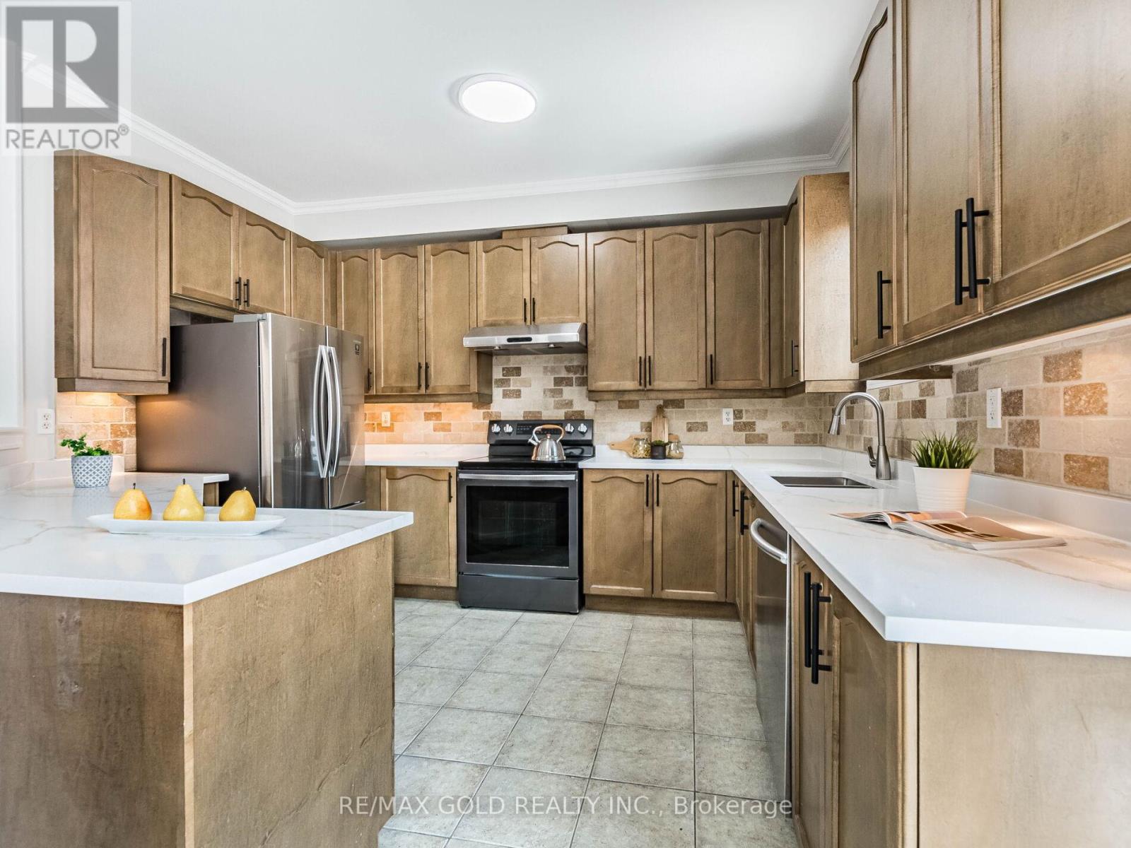 47 Connolly Crescent, Brampton, Ontario L6R 0G9 - Photo 11 - W12927878