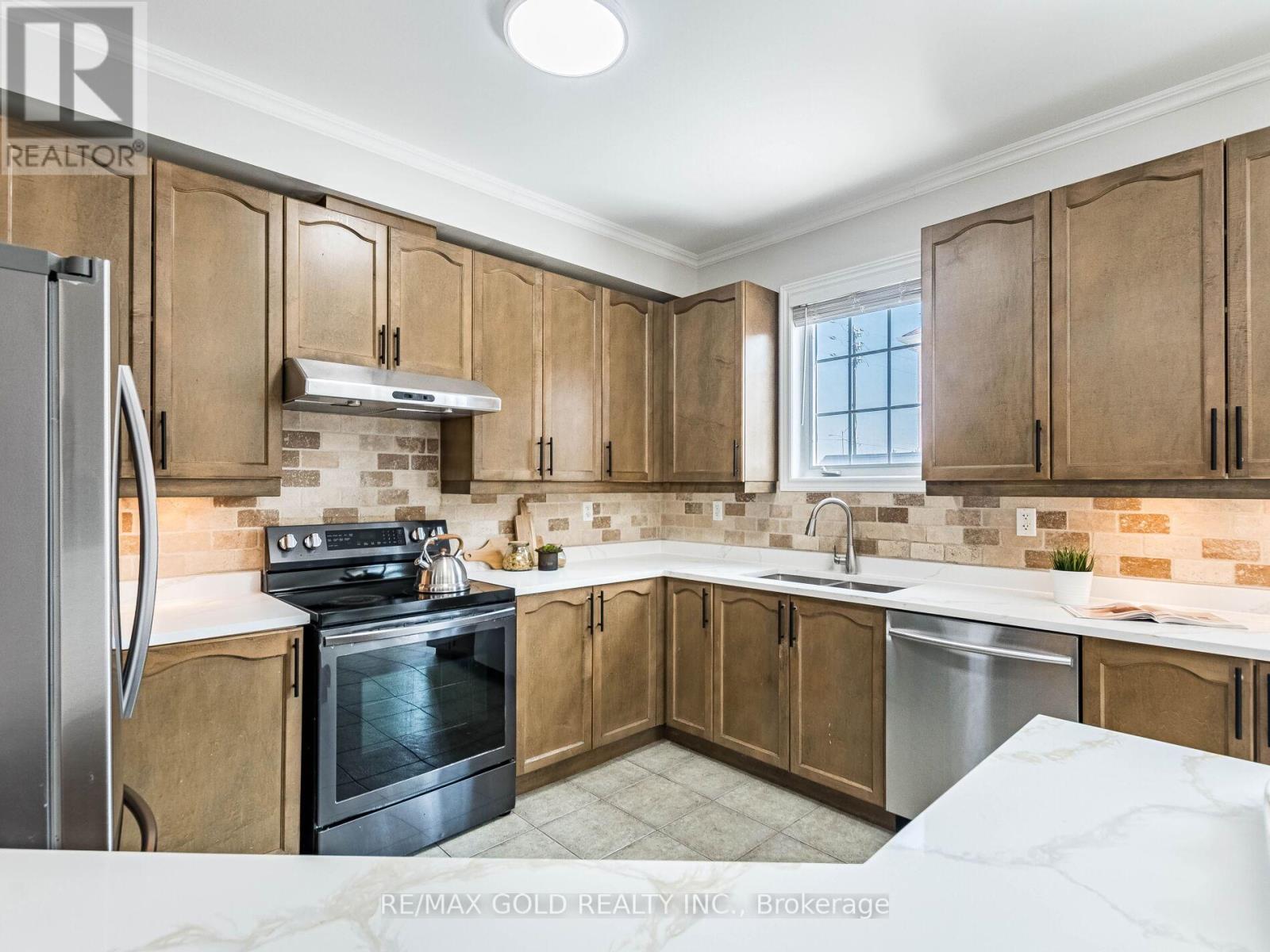 47 Connolly Crescent, Brampton, Ontario L6R 0G9 - Photo 13 - W12927878