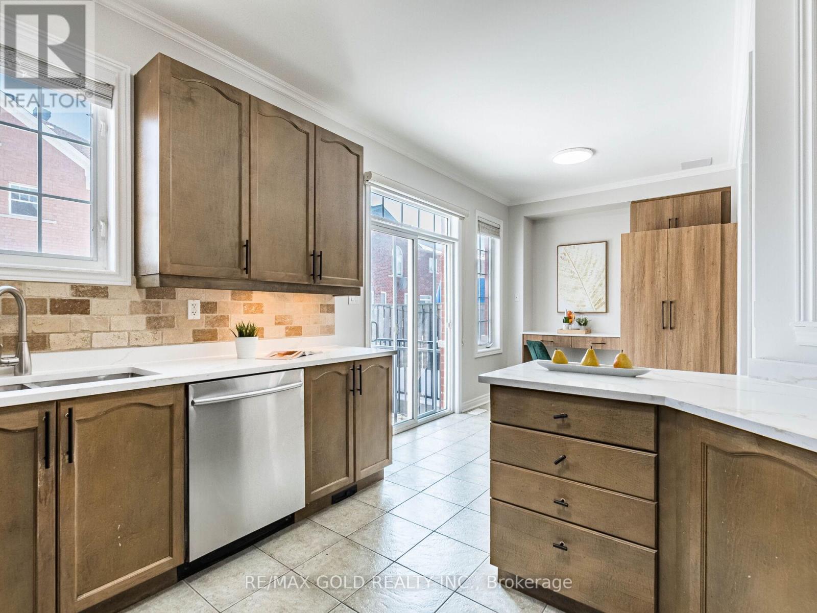 47 Connolly Crescent, Brampton, Ontario L6R 0G9 - Photo 15 - W12927878