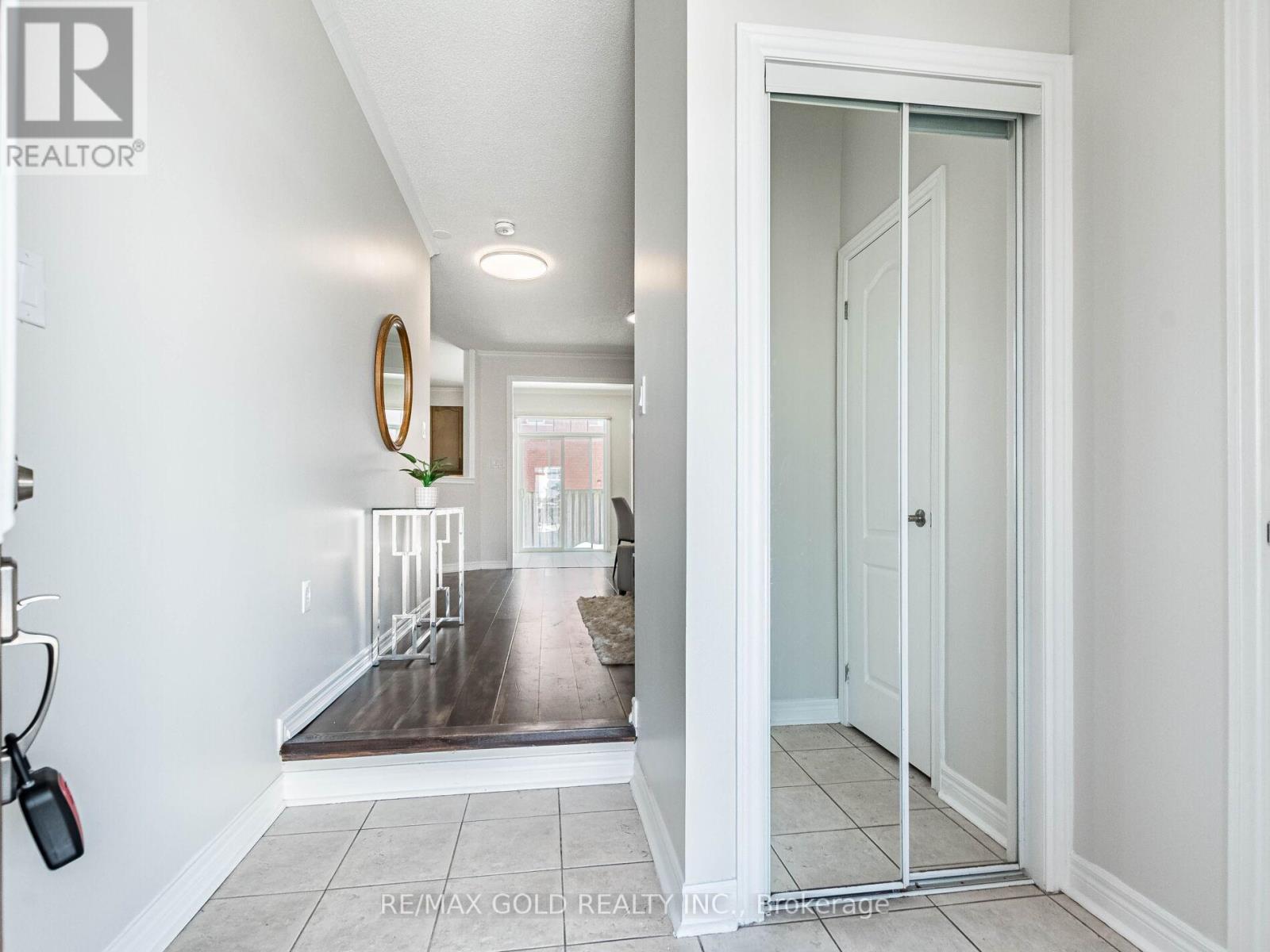 47 Connolly Crescent, Brampton, Ontario L6R 0G9 - Photo 3 - W12927878