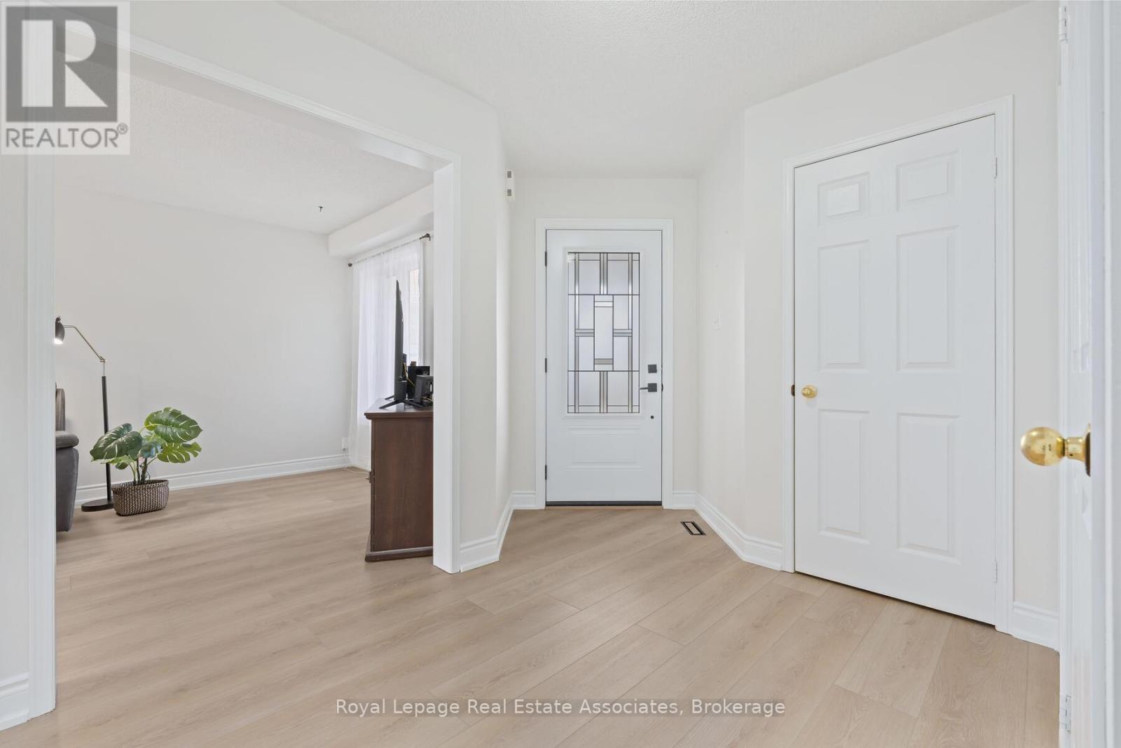 80 Lauchlin Crescent, Halton Hills (Georgetown), Ontario  L7G 5R5 - Photo 4 - W12927882