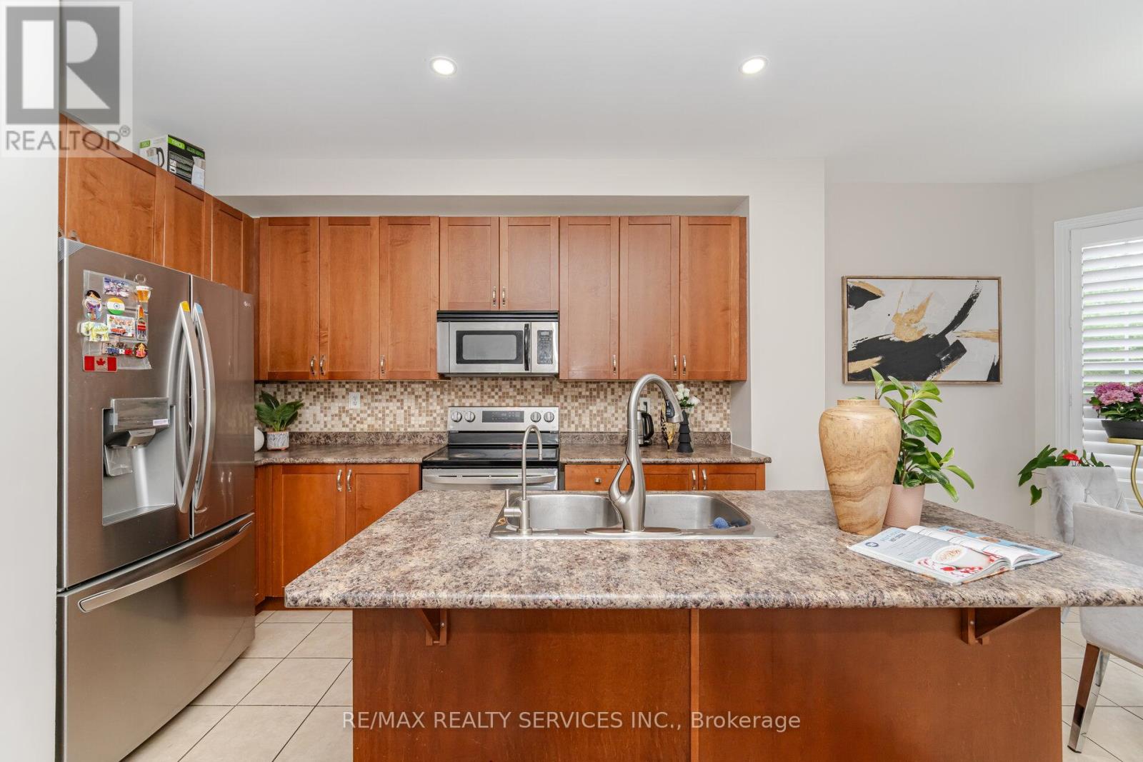 10 Deepcoral Court, Brampton, Ontario  L6V 4P7 - Photo 10 - W12927928