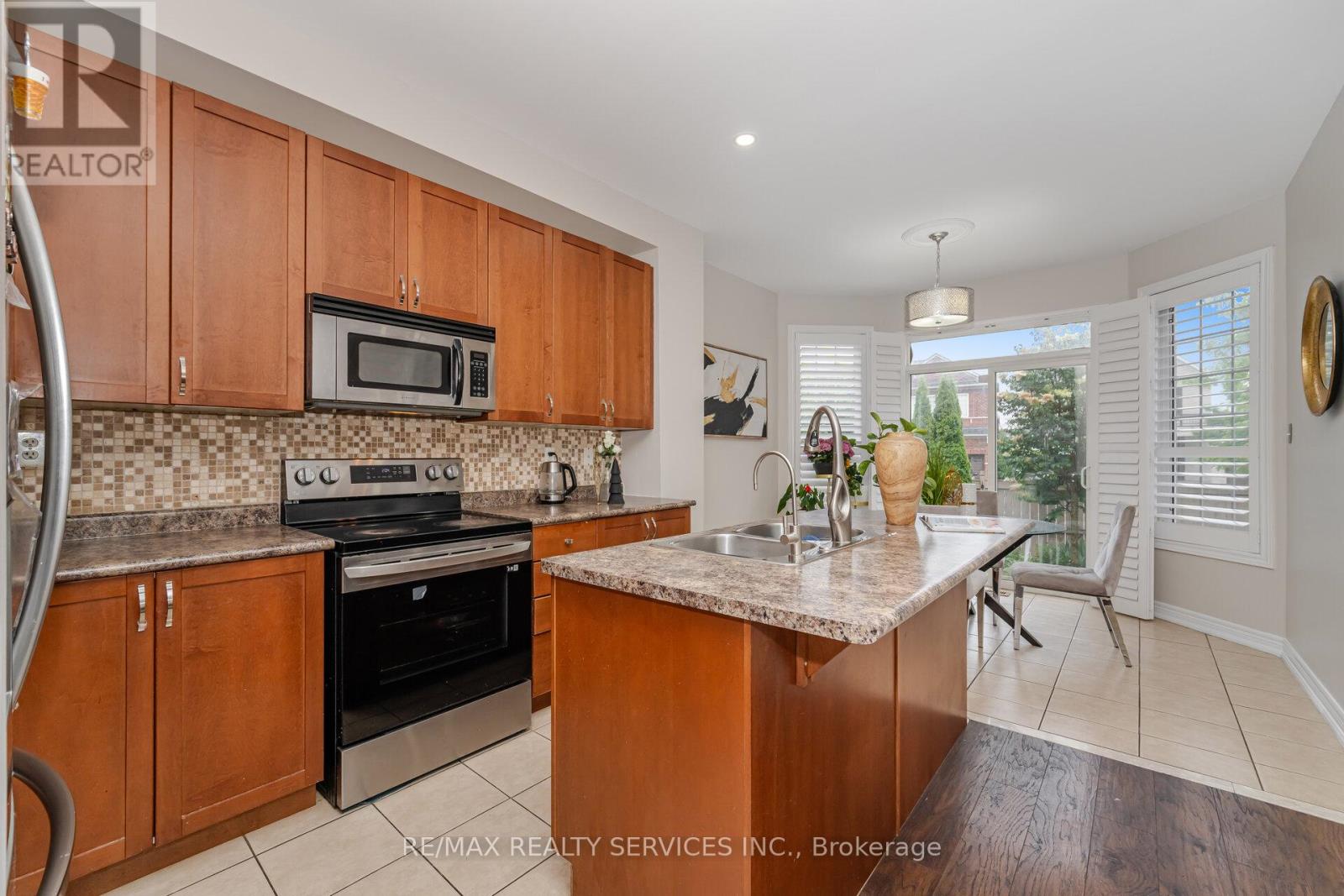 10 Deepcoral Court, Brampton, Ontario  L6V 4P7 - Photo 11 - W12927928