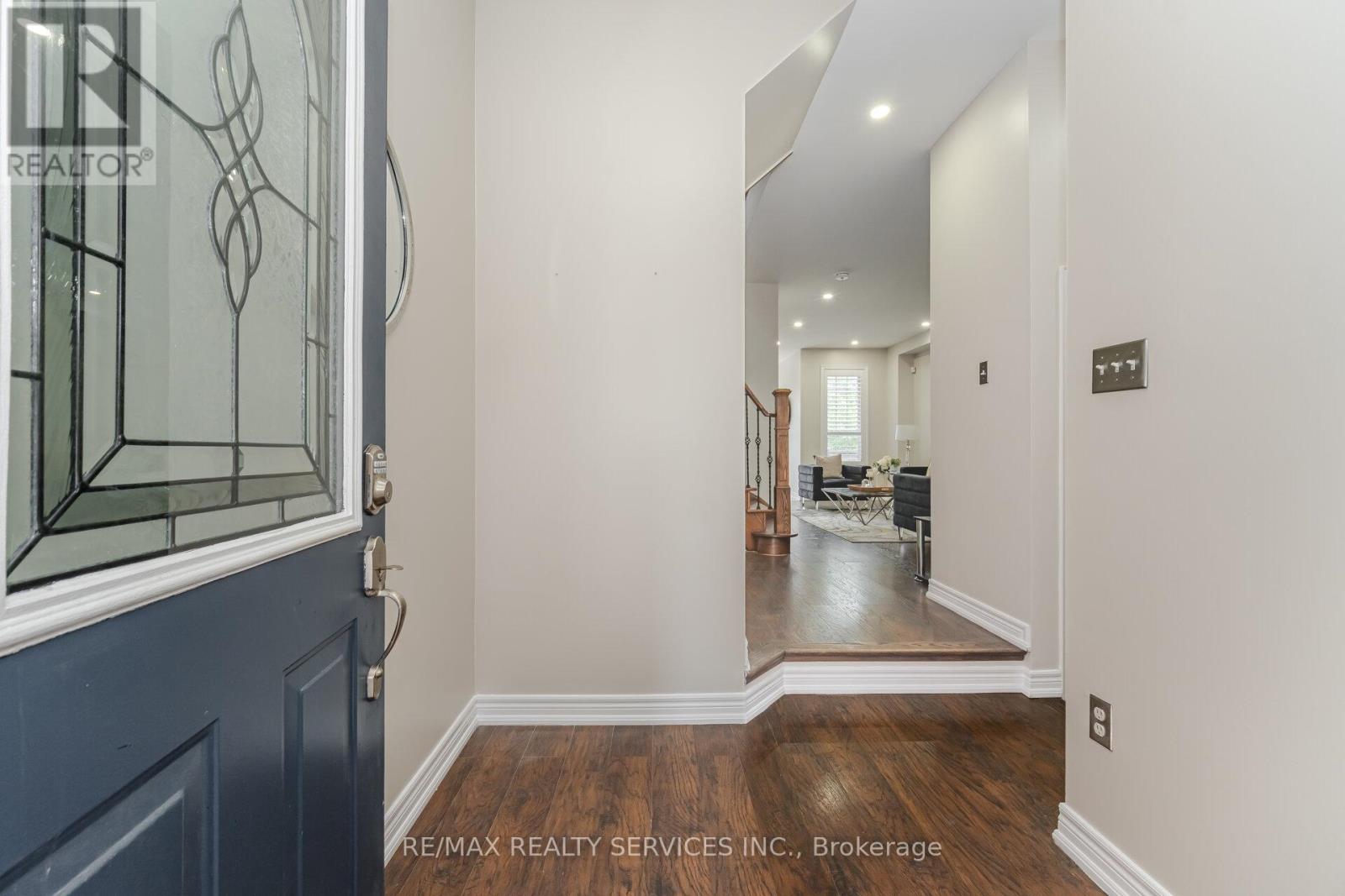 10 Deepcoral Court, Brampton, Ontario  L6V 4P7 - Photo 3 - W12927928