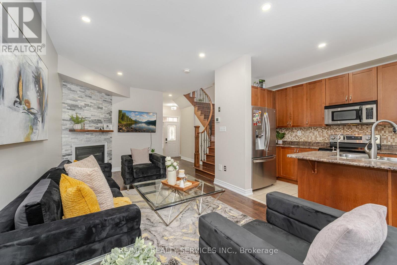 10 Deepcoral Court, Brampton, Ontario  L6V 4P7 - Photo 5 - W12927928