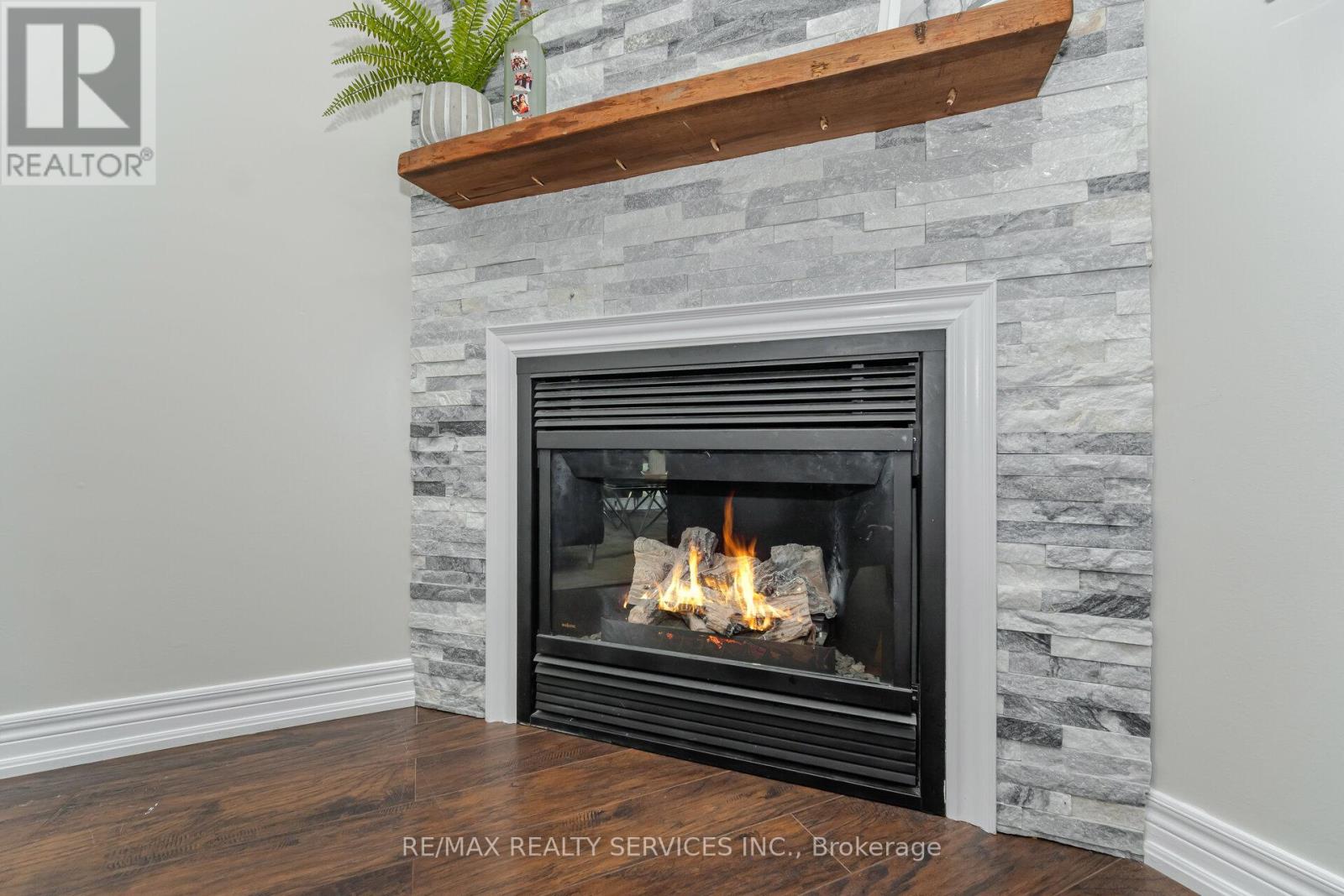 10 Deepcoral Court, Brampton, Ontario  L6V 4P7 - Photo 6 - W12927928