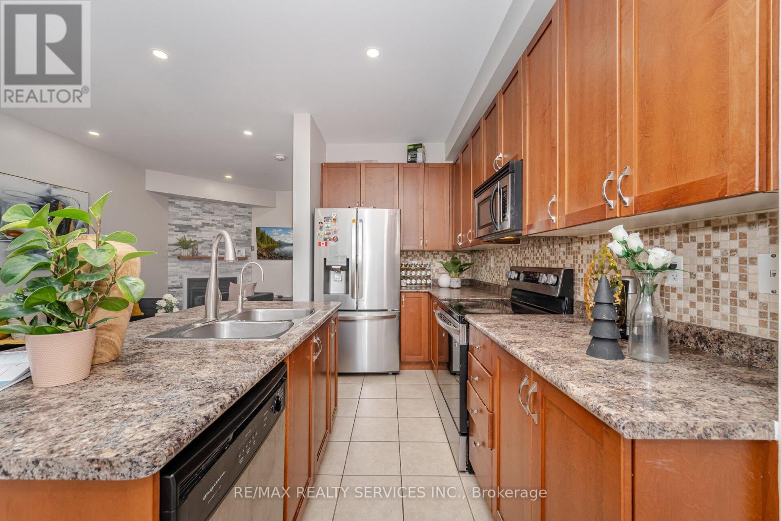 10 Deepcoral Court, Brampton, Ontario  L6V 4P7 - Photo 9 - W12927928