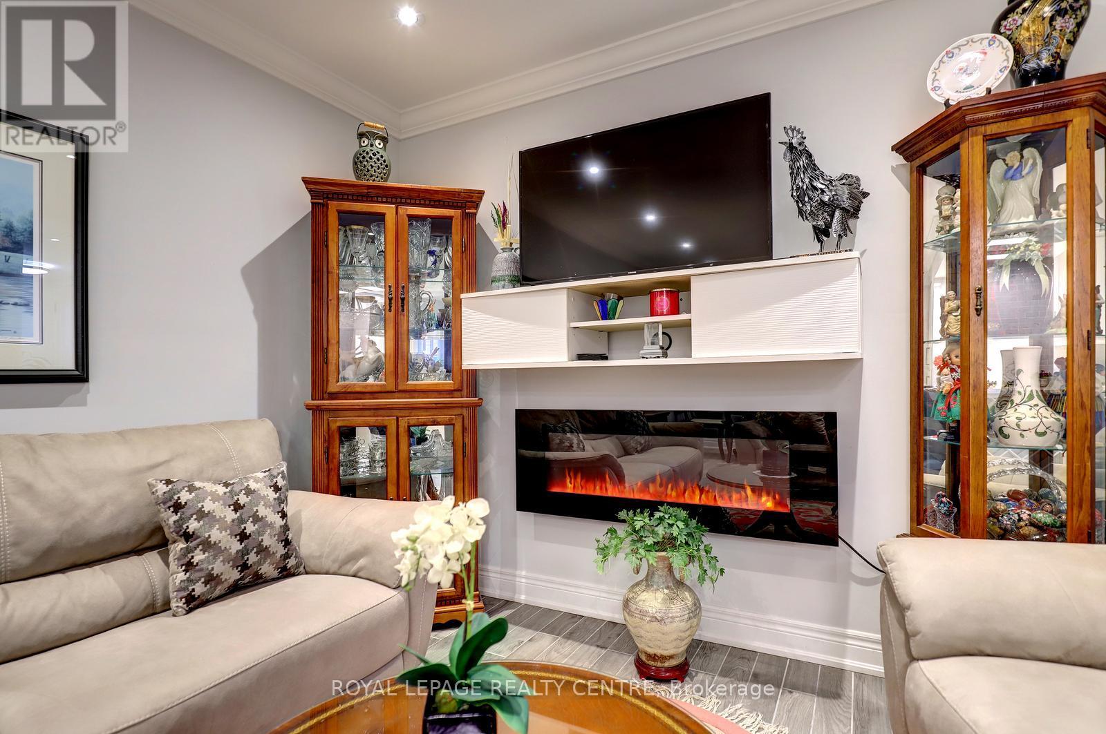 1296 Woodhill Court, Mississauga, Ontario  L5E 3H1 - Photo 10 - W12927962