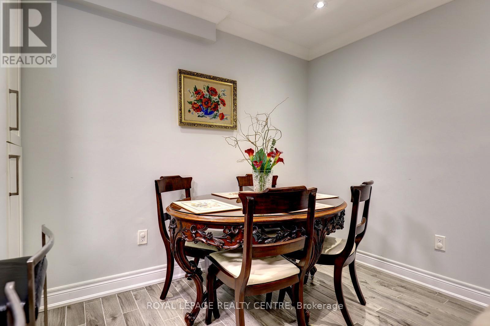 1296 Woodhill Court, Mississauga, Ontario  L5E 3H1 - Photo 13 - W12927962