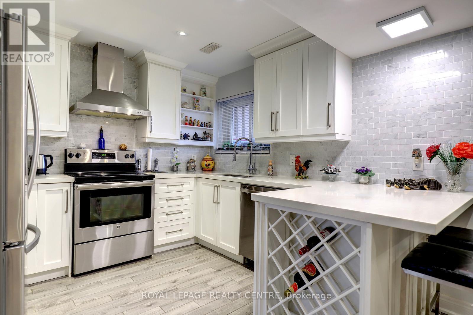 1296 Woodhill Court, Mississauga, Ontario  L5E 3H1 - Photo 16 - W12927962