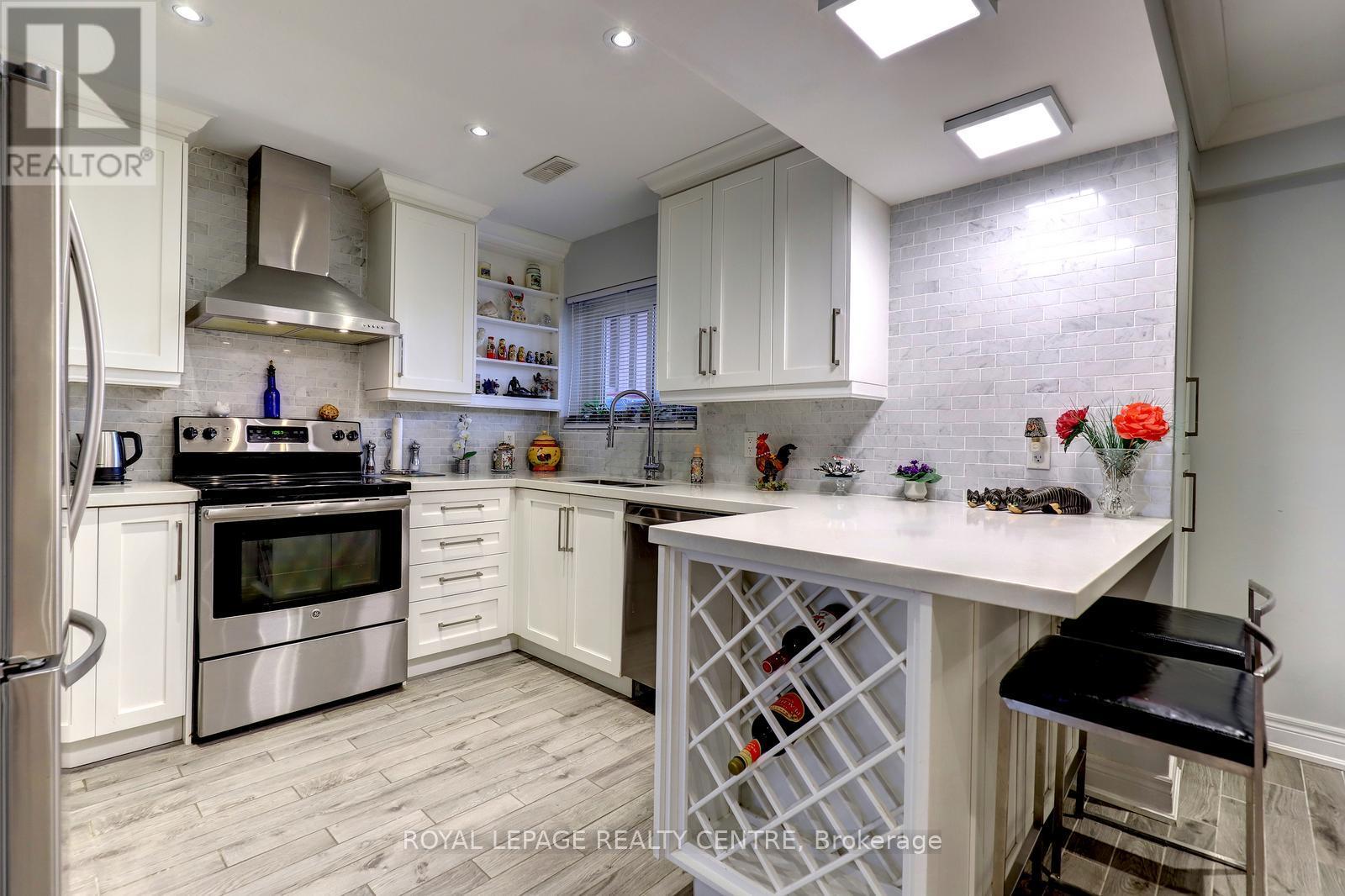 1296 Woodhill Court, Mississauga, Ontario  L5E 3H1 - Photo 17 - W12927962