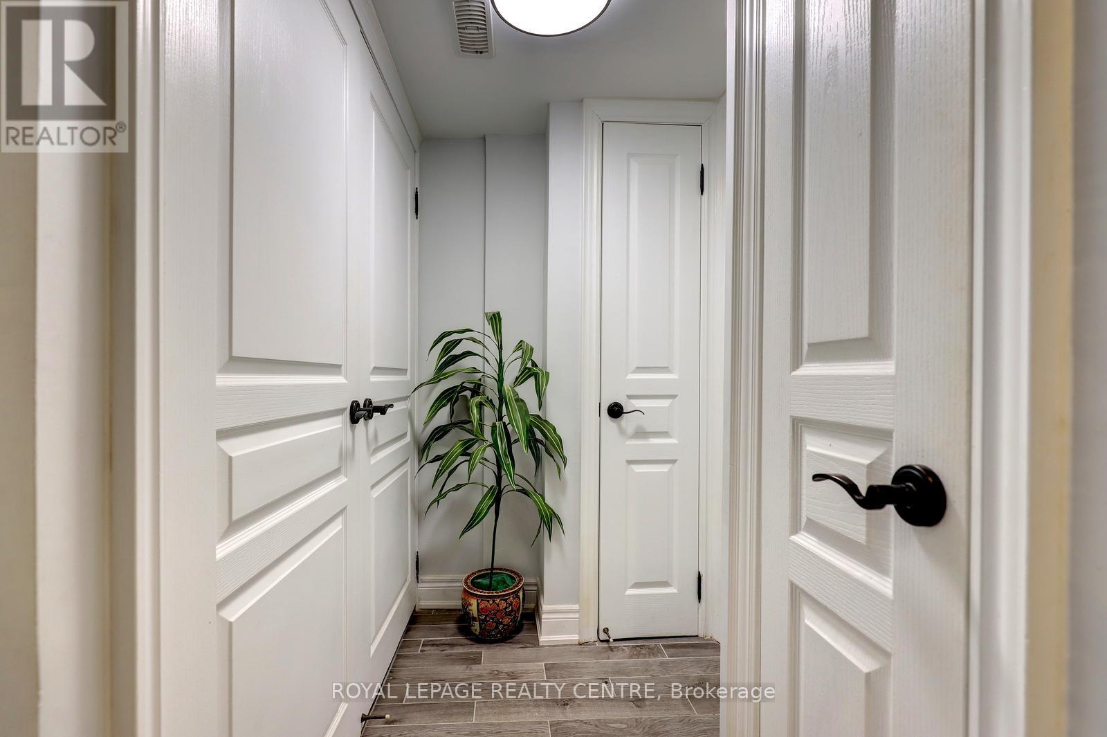 1296 Woodhill Court, Mississauga, Ontario  L5E 3H1 - Photo 21 - W12927962