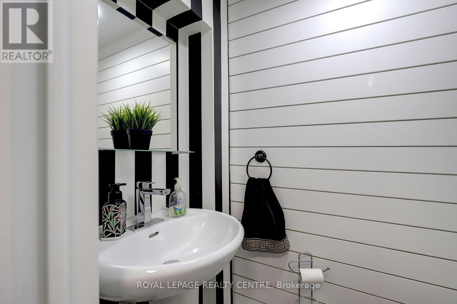 1296 Woodhill Court, Mississauga, Ontario  L5E 3H1 - Photo 23 - W12927962