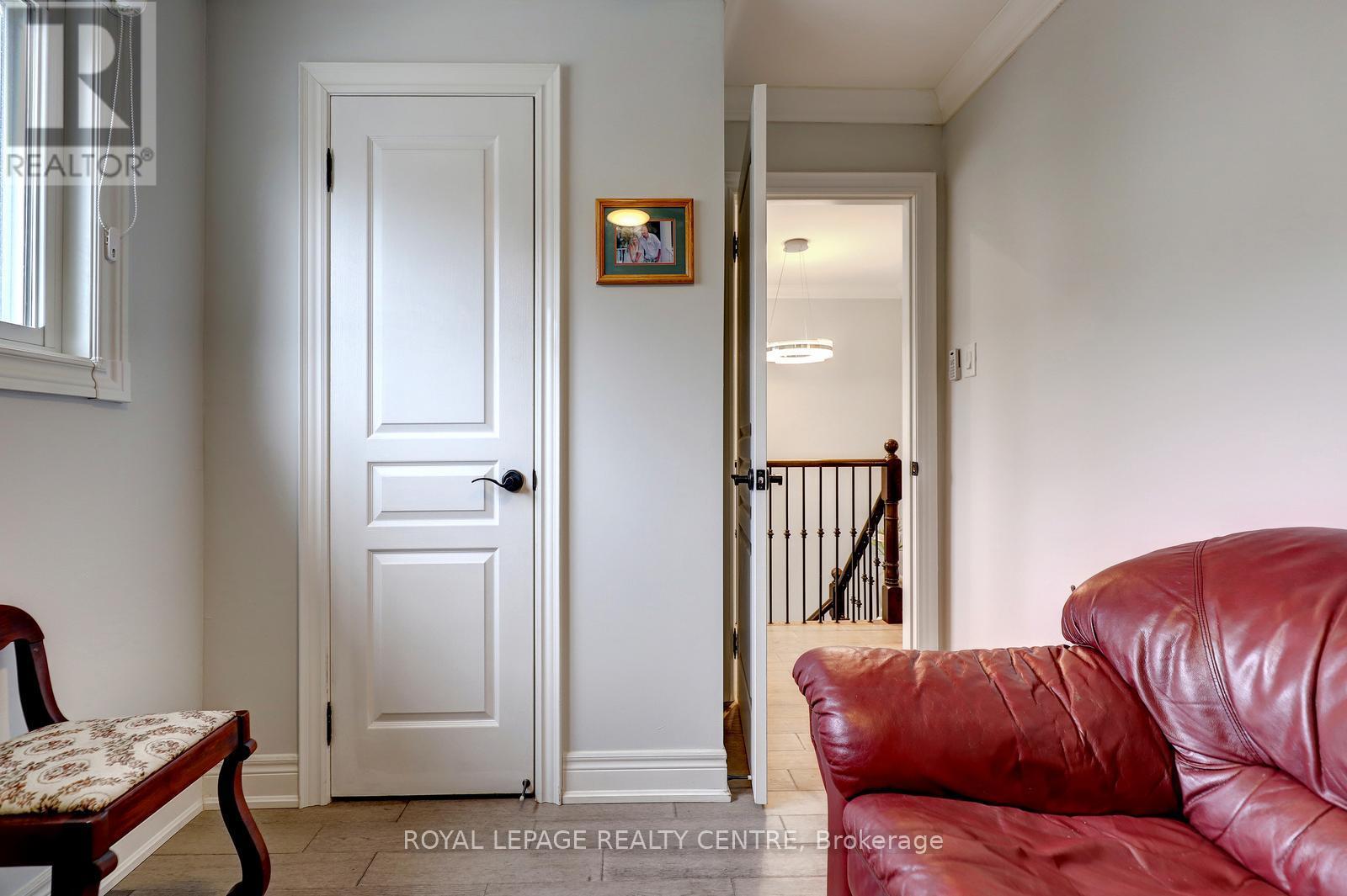 1296 Woodhill Court, Mississauga, Ontario  L5E 3H1 - Photo 32 - W12927962