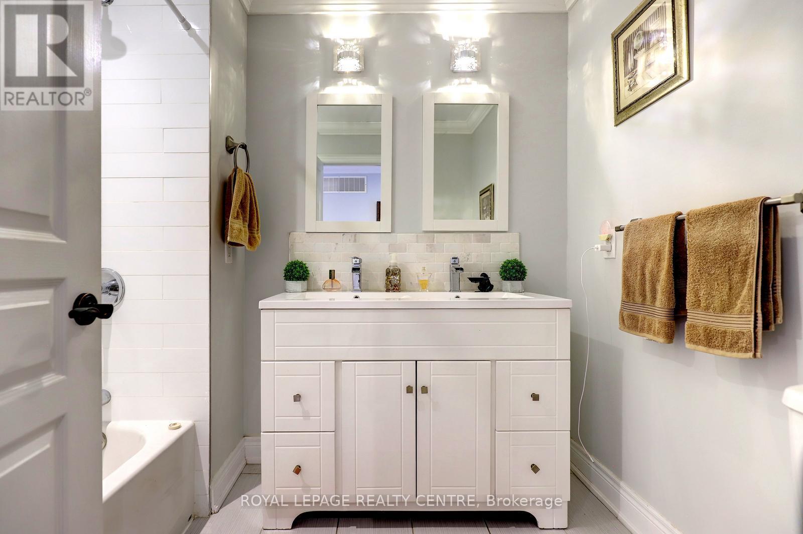 1296 Woodhill Court, Mississauga, Ontario  L5E 3H1 - Photo 34 - W12927962