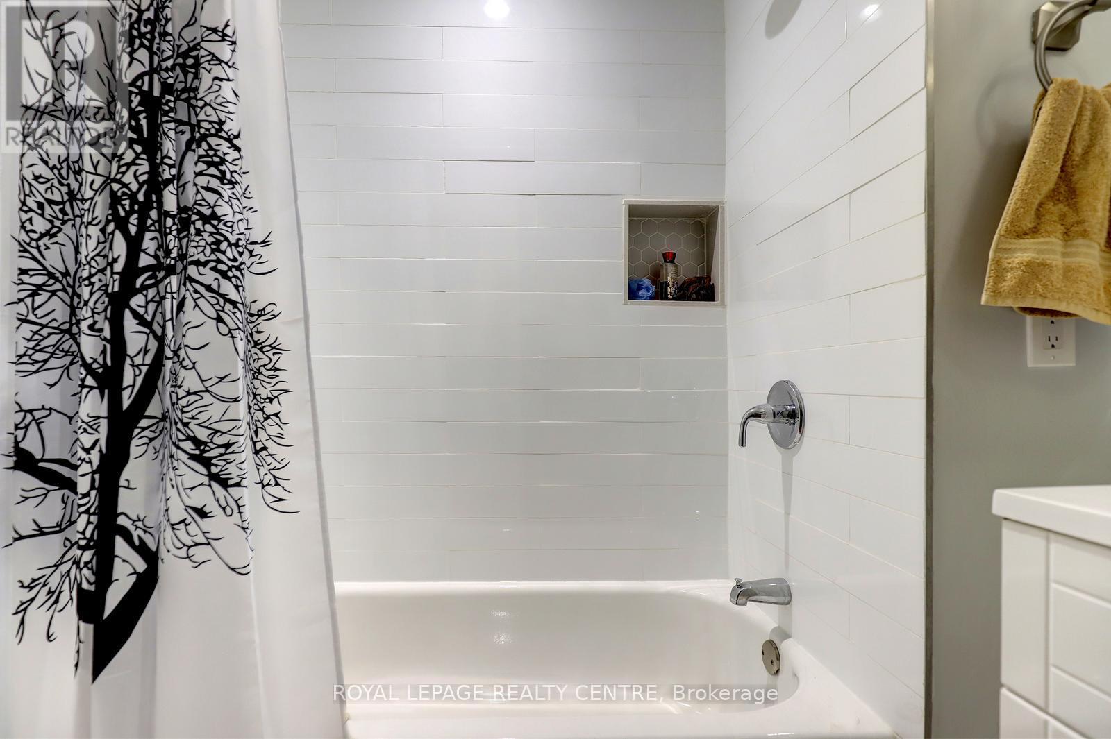 1296 Woodhill Court, Mississauga, Ontario  L5E 3H1 - Photo 36 - W12927962