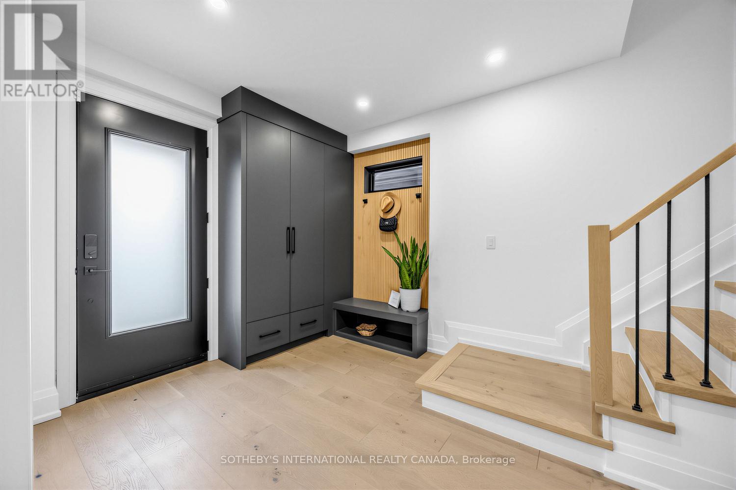 36 Ridley Gardens, Toronto (High Park-Swansea), Ontario  M6R 2T8 - Photo 3 - W12928030